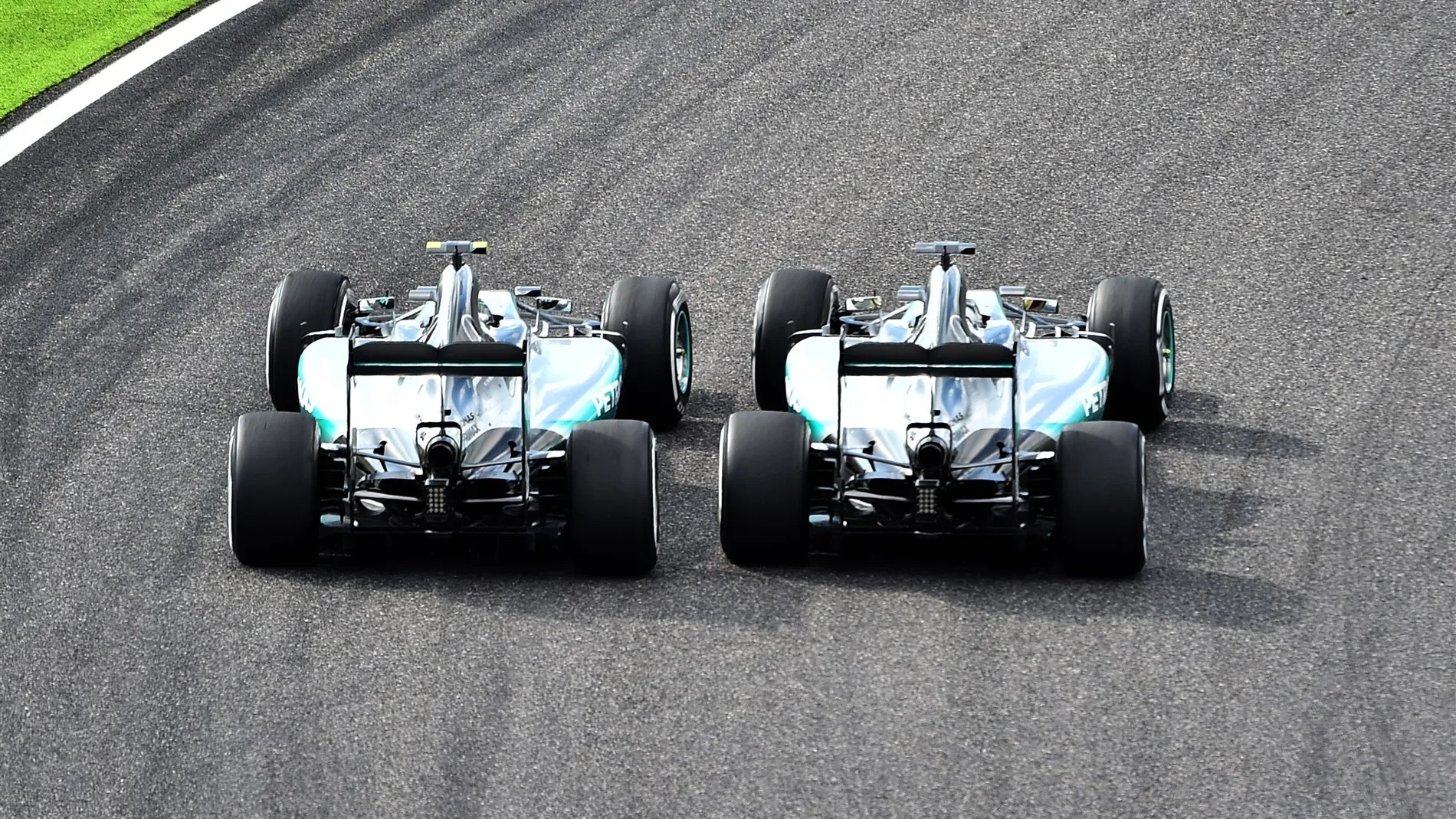 Lewis Hamilton (GBR) Mercedes AMG F1 W06 and Nico Rosberg (GER) Mercedes AMG F1 W06 battle at the