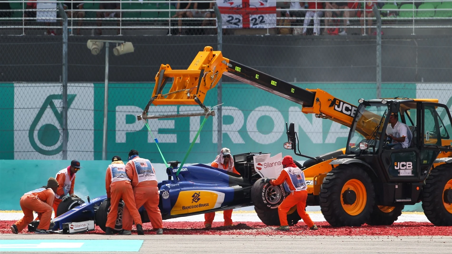 Marcus Ericsson (SWE) Sauber C34 spins out of the race at Formula One World Championship, Rd2, Malaysian Grand Prix, Race, Sepang, Malaysia, Sunday 29 March 2015. © Sutton Motorsport Images