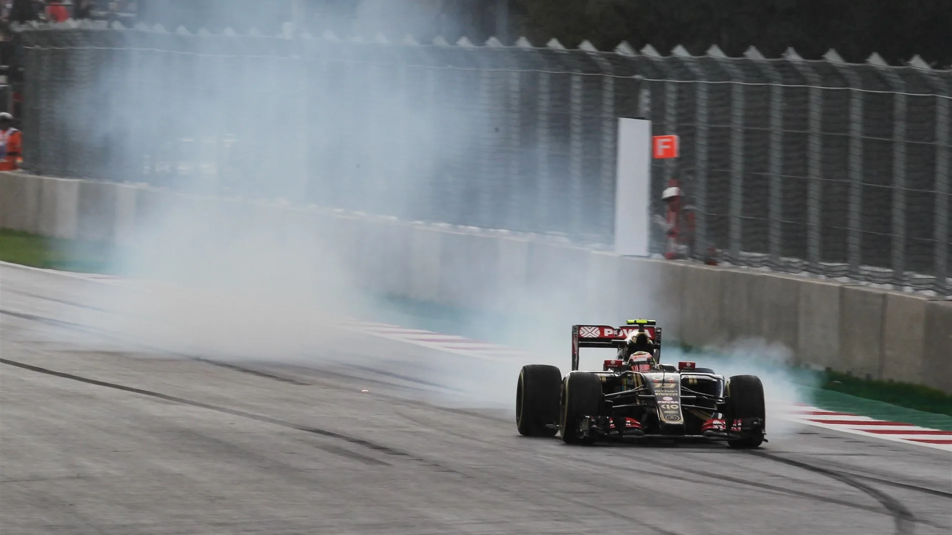 Pastor Maldonado (VEN) Lotus E23 Hybrid locks up at Formula One World Championship, Rd17, Mexican