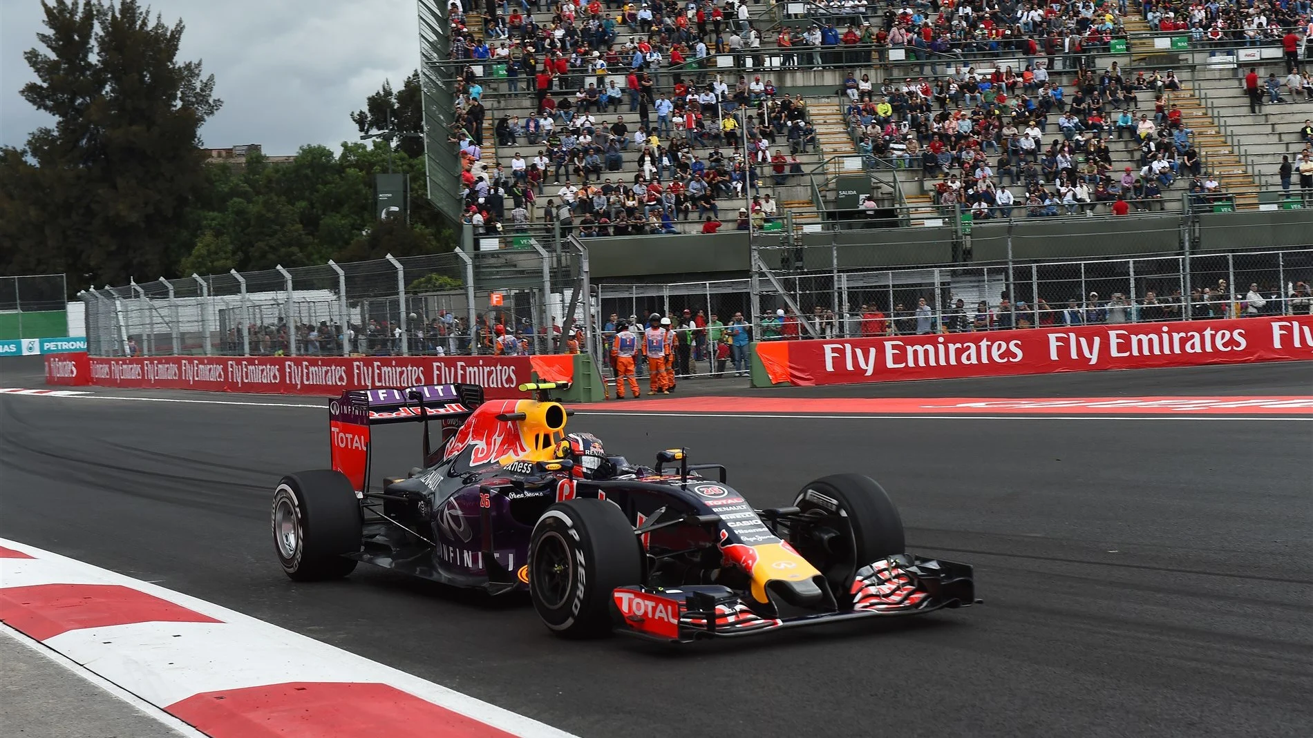 Daniil Kvyat (RUS) Red Bull Racing RB11 at Formula One World Championship, Rd17, Mexican Grand