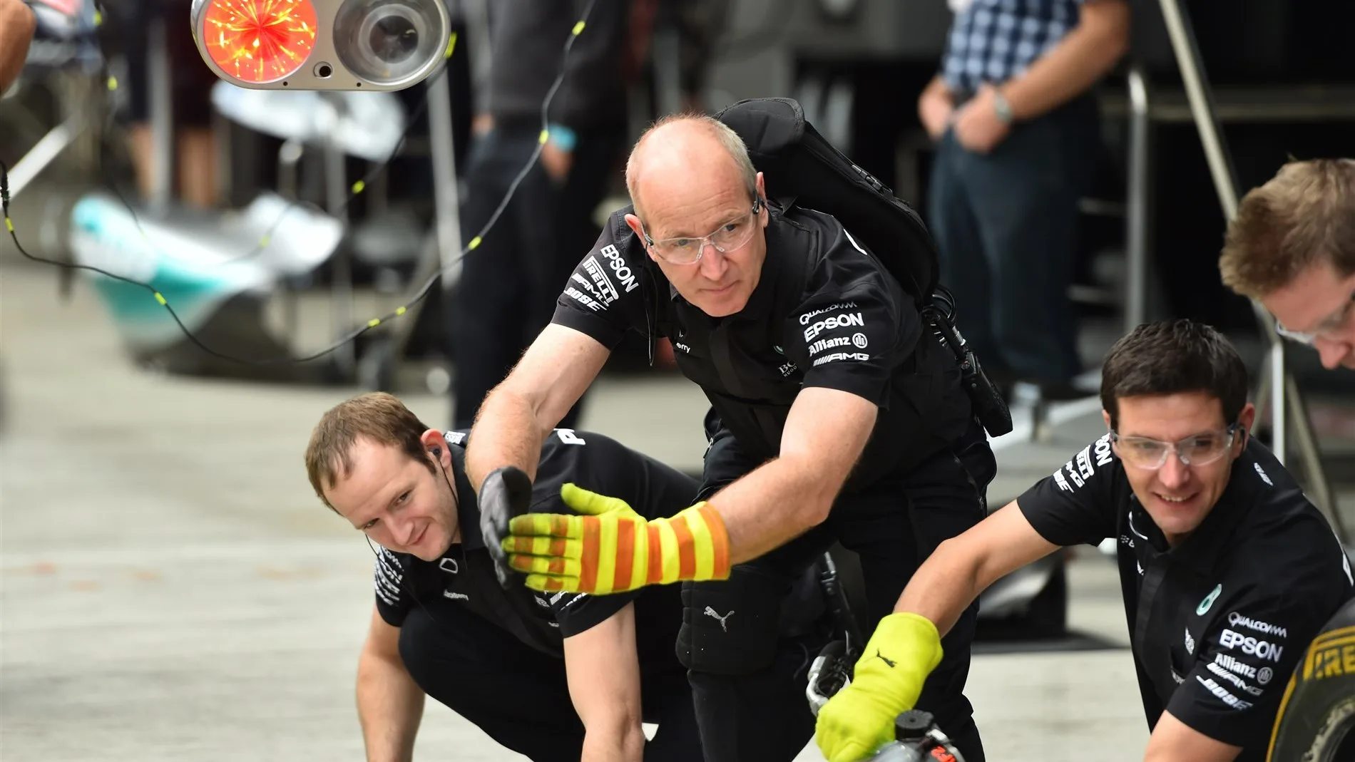Mercedes AMG F1 mechanics at Formula One World Championship, Rd15, Russian Grand Prix, Qualifying, Sochi Autodrom, Sochi, Krasnodar Krai, Russia, Saturday 10 October 2015. © Sutton Motorsport Images