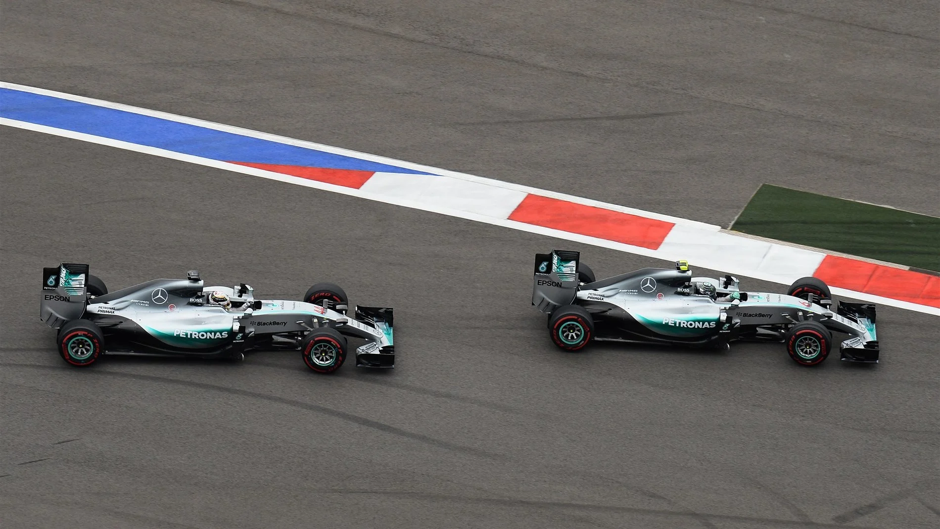 Nico Rosberg (GER) Mercedes AMG F1 W06 and Lewis Hamilton (GBR) Mercedes AMG F1 W06 at the start at