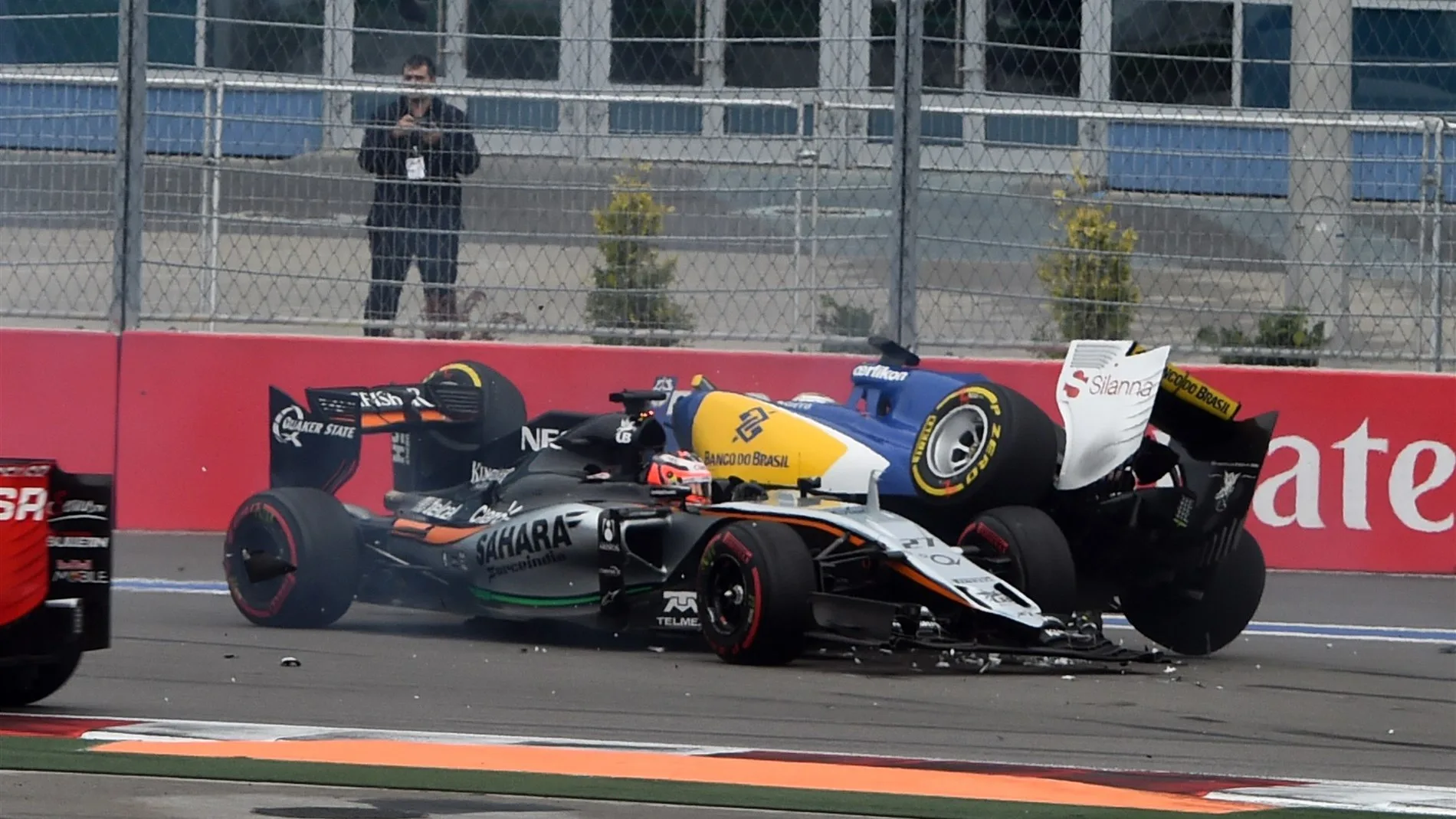 Nico Hulkenberg (GER) Force India VJM08 and Marcus Ericsson (SWE) Sauber C34 crash on lap one at