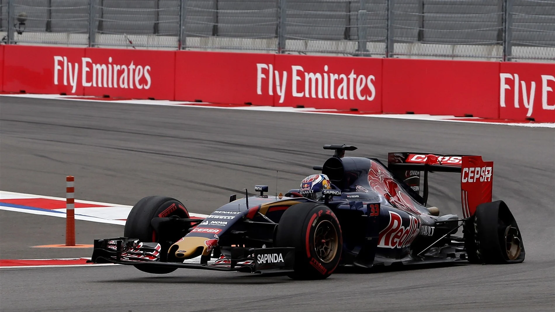 Max Verstappen (NDL) Scuderia Toro Rosso STR10 with pucture on lap one at Formula One World Championship, Rd15, Russian Grand Prix, Race, Sochi Autodrom, Sochi, Krasnodar Krai, Russia, Sunday 11 October 2015. © Sutton Motorsport Images