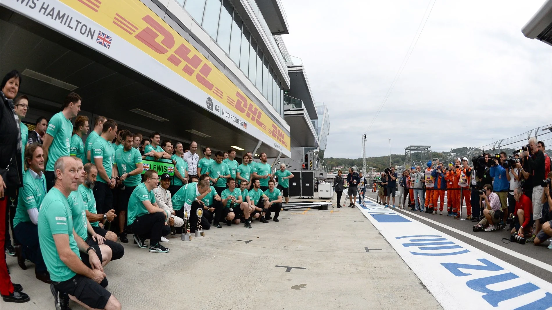 Lewis Hamilton (GBR) Mercedes AMG F1 celebrates with Nico Rosberg (GER) Mercedes AMG F1 and the