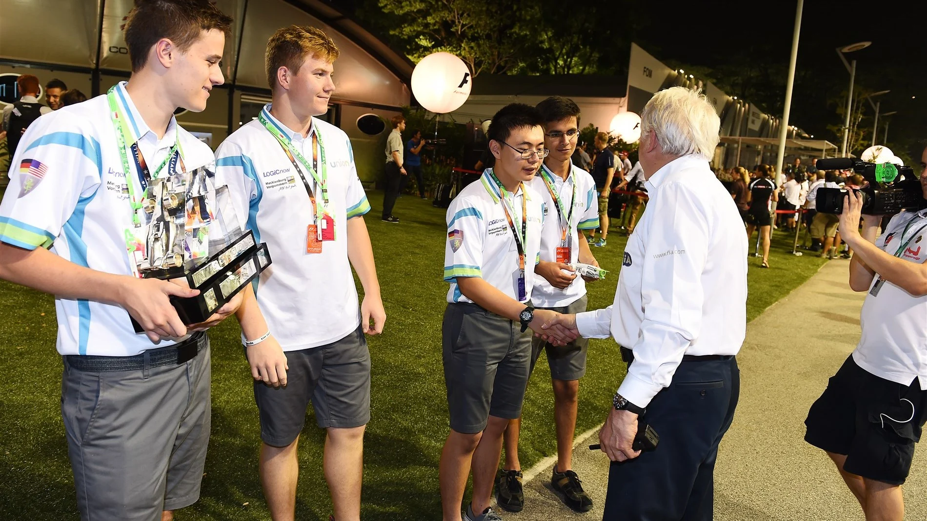 F1 in Schools World Champions Union Racing International with Charlie Whiting (GBR) FIA Delegate and the Bernie Ecclestone trophy at Formula One World Championship, Rd13, Singapore Grand Prix, Qualifying, Marina Bay Street Circuit, Singapore, Saturday 19  September 2015. © Sutton Motorsport Images