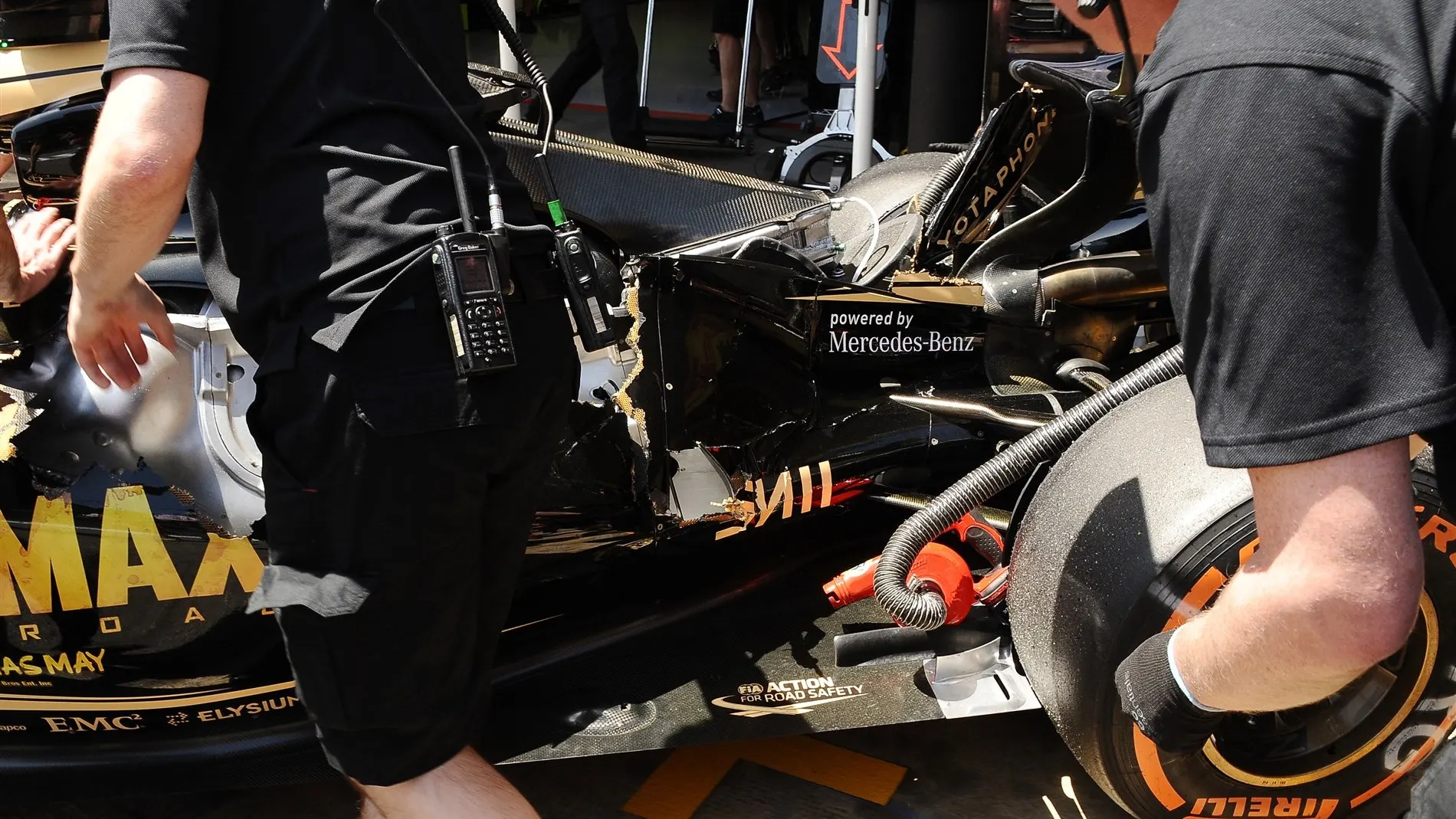Damage to the engine cover of Romain Grosjean (FRA) Lotus E23 Hybrid at Formula One World