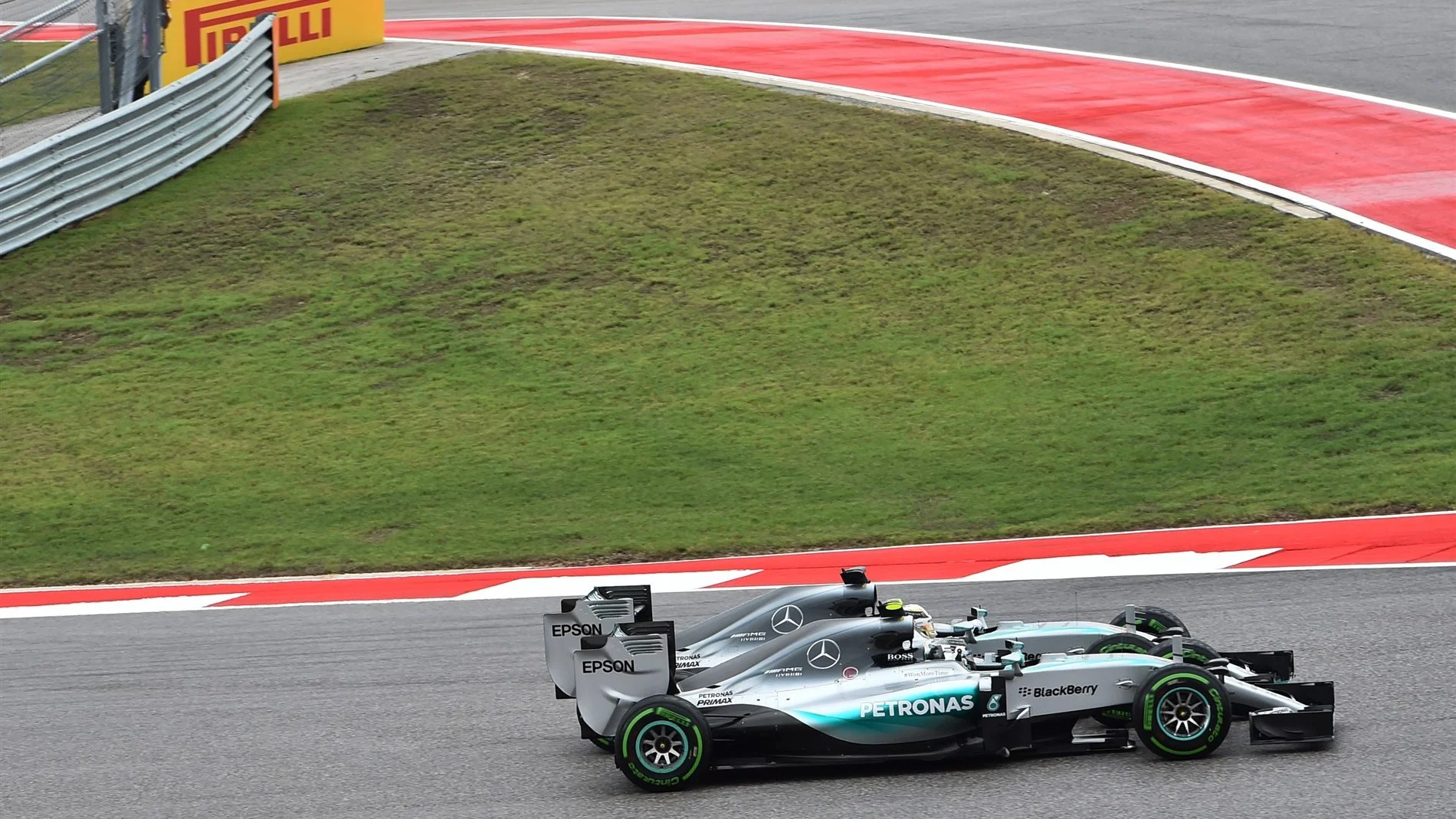 Lewis Hamilton (GBR) Mercedes AMG F1 W06 and Nico Rosberg (GER) Mercedes AMG F1 W06 battle at the start of the race at Formula One World Championship, Rd16, United States  Grand Prix, Race, Austin, Texas, USA, Sunday 25 October 2015. © Sutton Motorsport Images