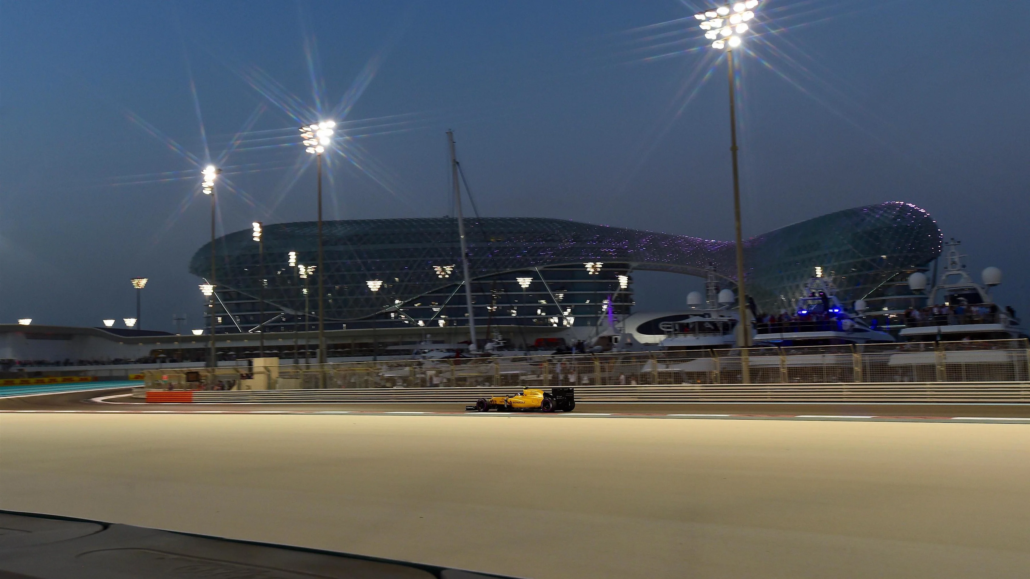 Jolyon Palmer (GBR) Renault Sport F1 Team RS16 at Formula One World Championship, Rd21, Abu Dhabi Grand Prix, Qualifying, Yas Marina Circuit, Abu Dhabi, UAE, Saturday 26 November 2016. © Sutton Images