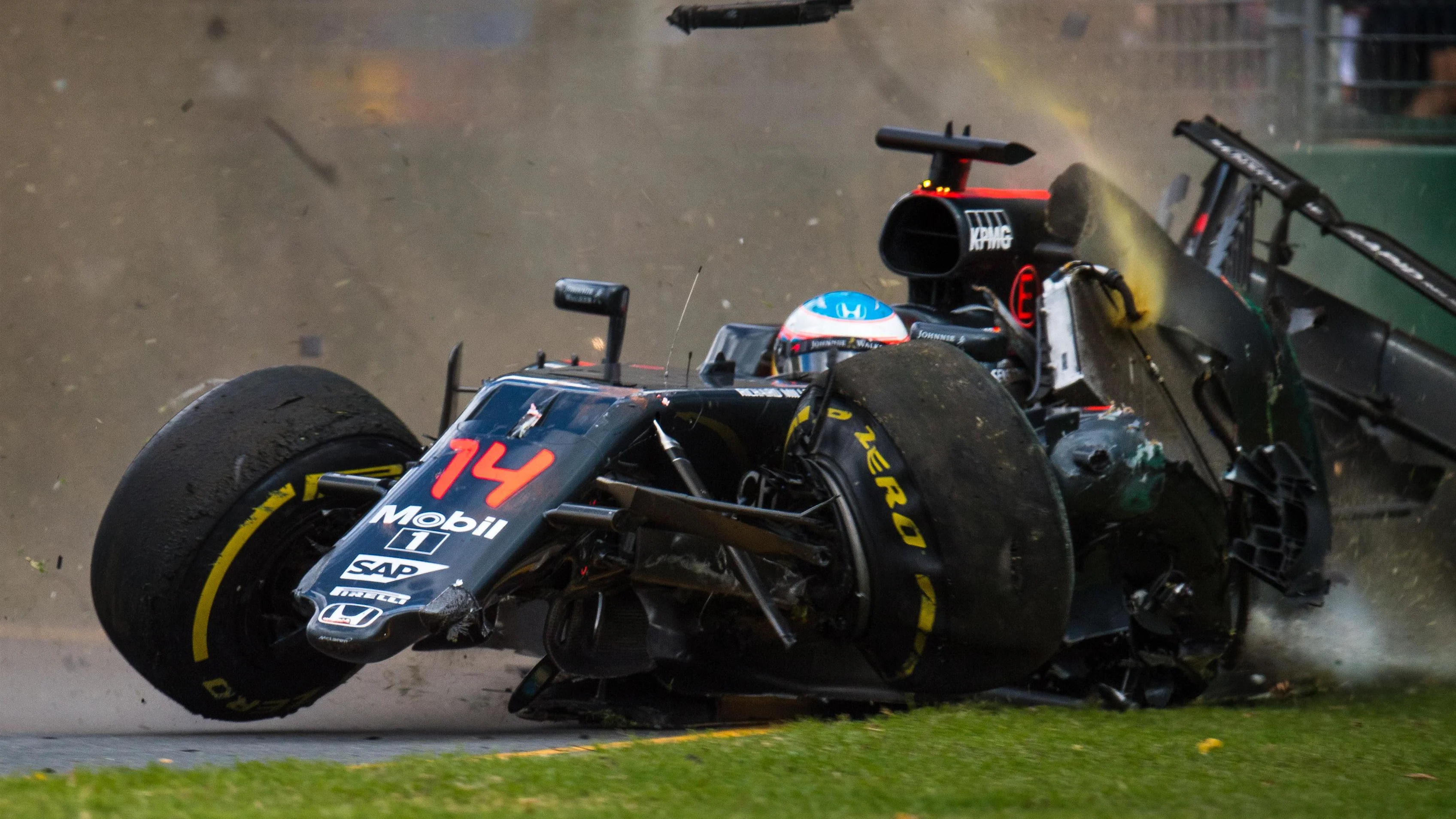 Fernando Alonso (ESP) McLaren MP4-31 crashes at Formula One World Championship, Rd1, Australian