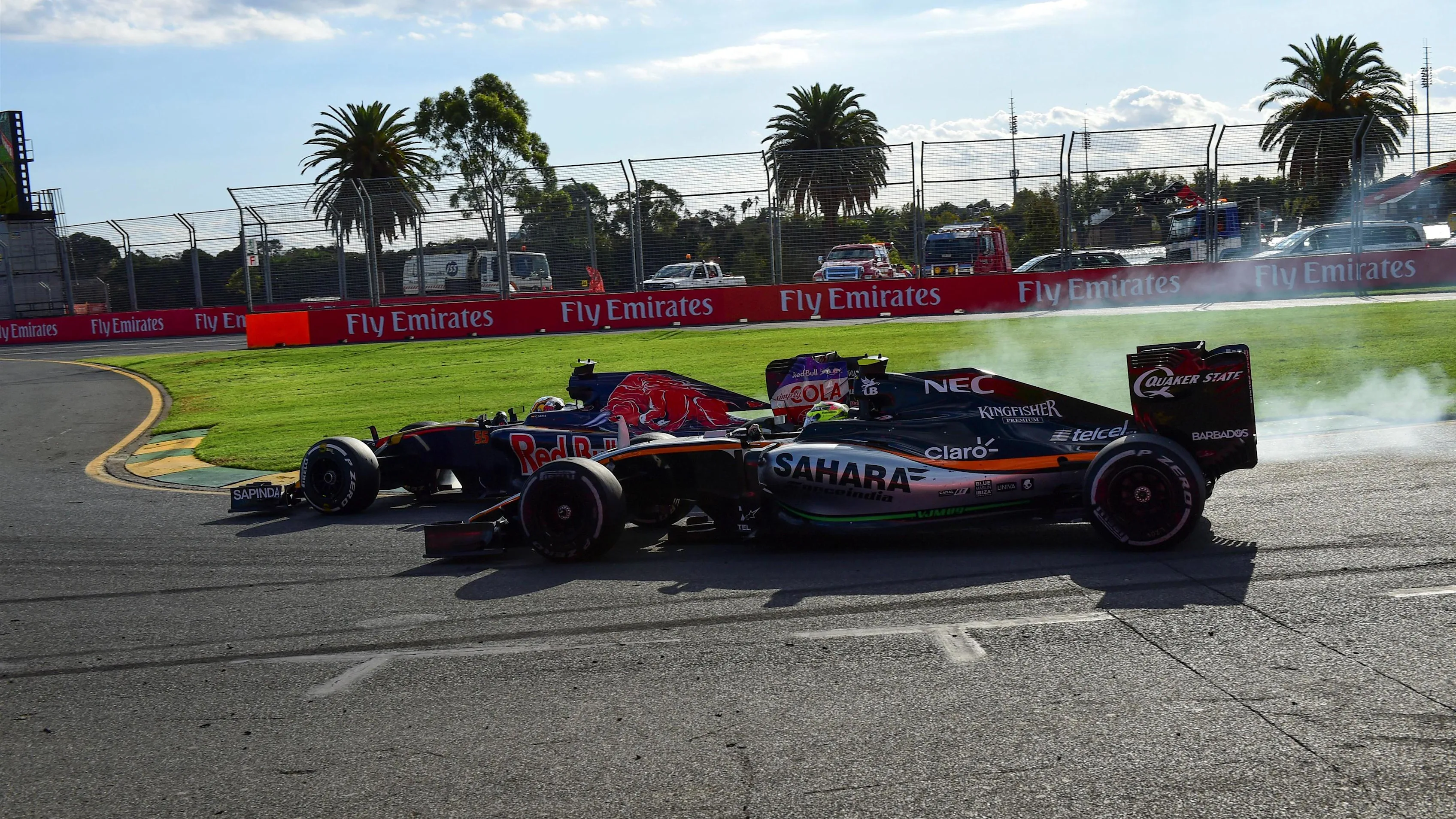 Carlos Sainz jr (ESP) Scuderia Toro Rosso STR11 and Sergio Perez (MEX) Force India VJM09 battle at