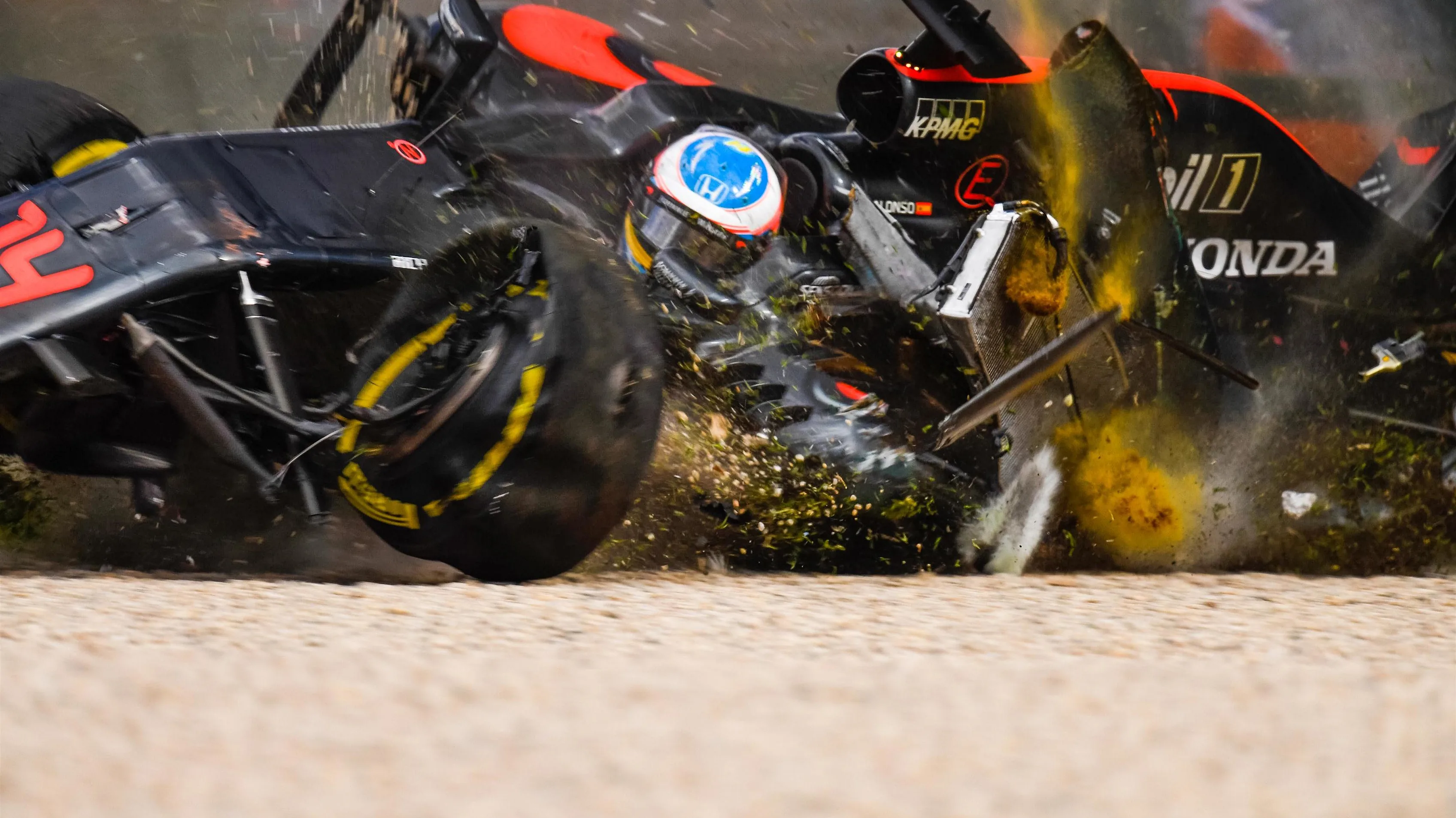 Fernando Alonso (ESP) McLaren MP4-31 crashes at Formula One World Championship, Rd1, Australian
