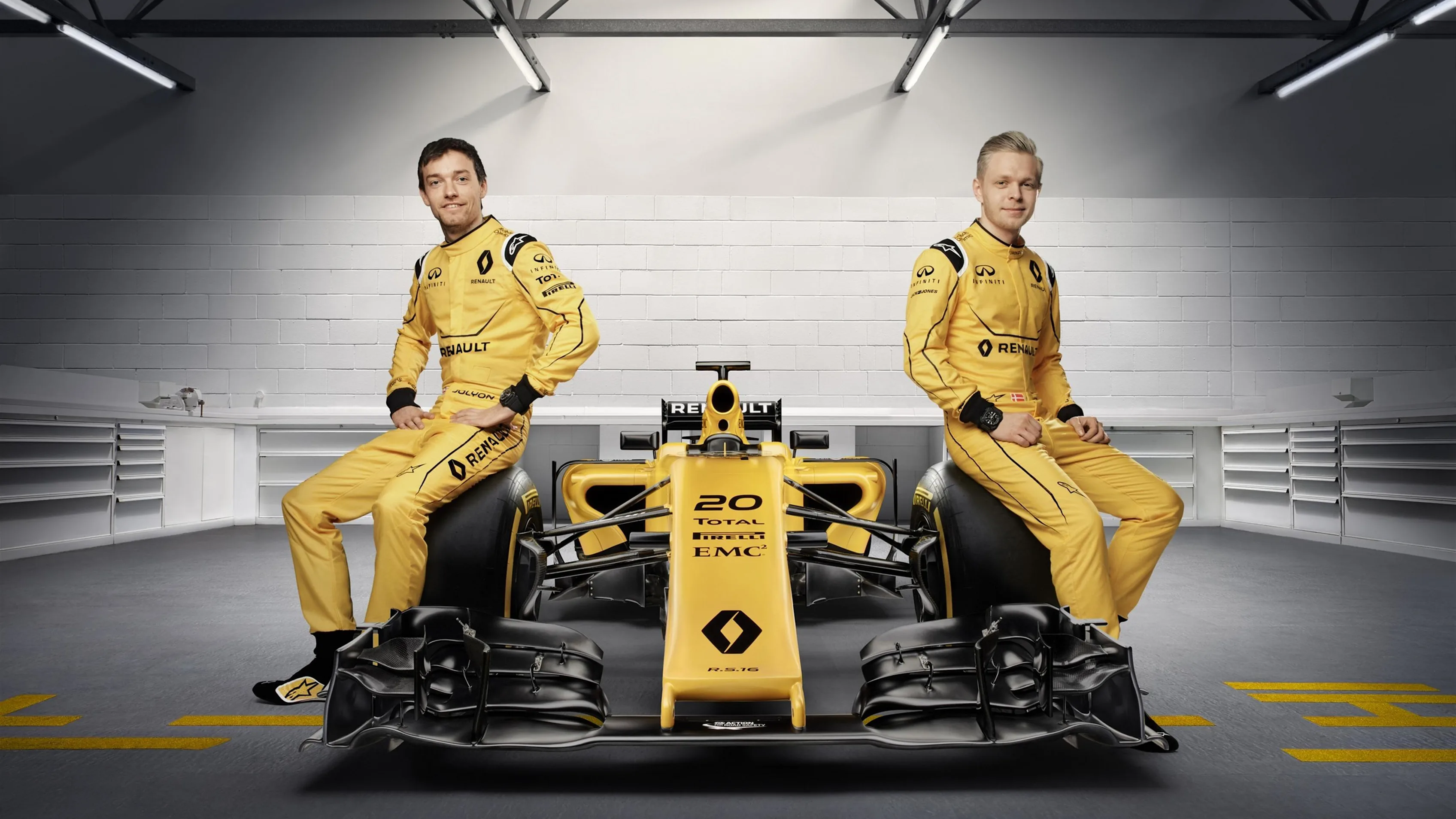 Jolyon Palmer (GBR) Renault Sport F1 Team and Kevin Magnussen (DEN) Renault Sport F1 Team with the