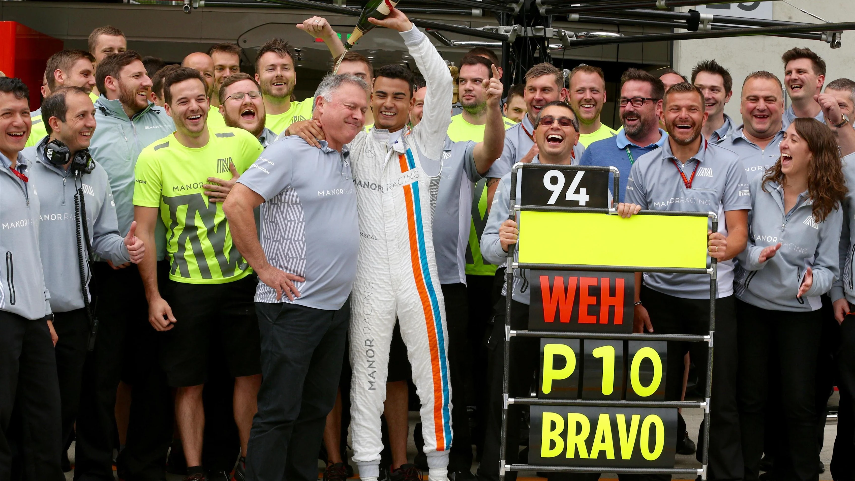 Pascal Wehrlein (GER) Manor Racing celebrates tenth place with the team at Formula One World