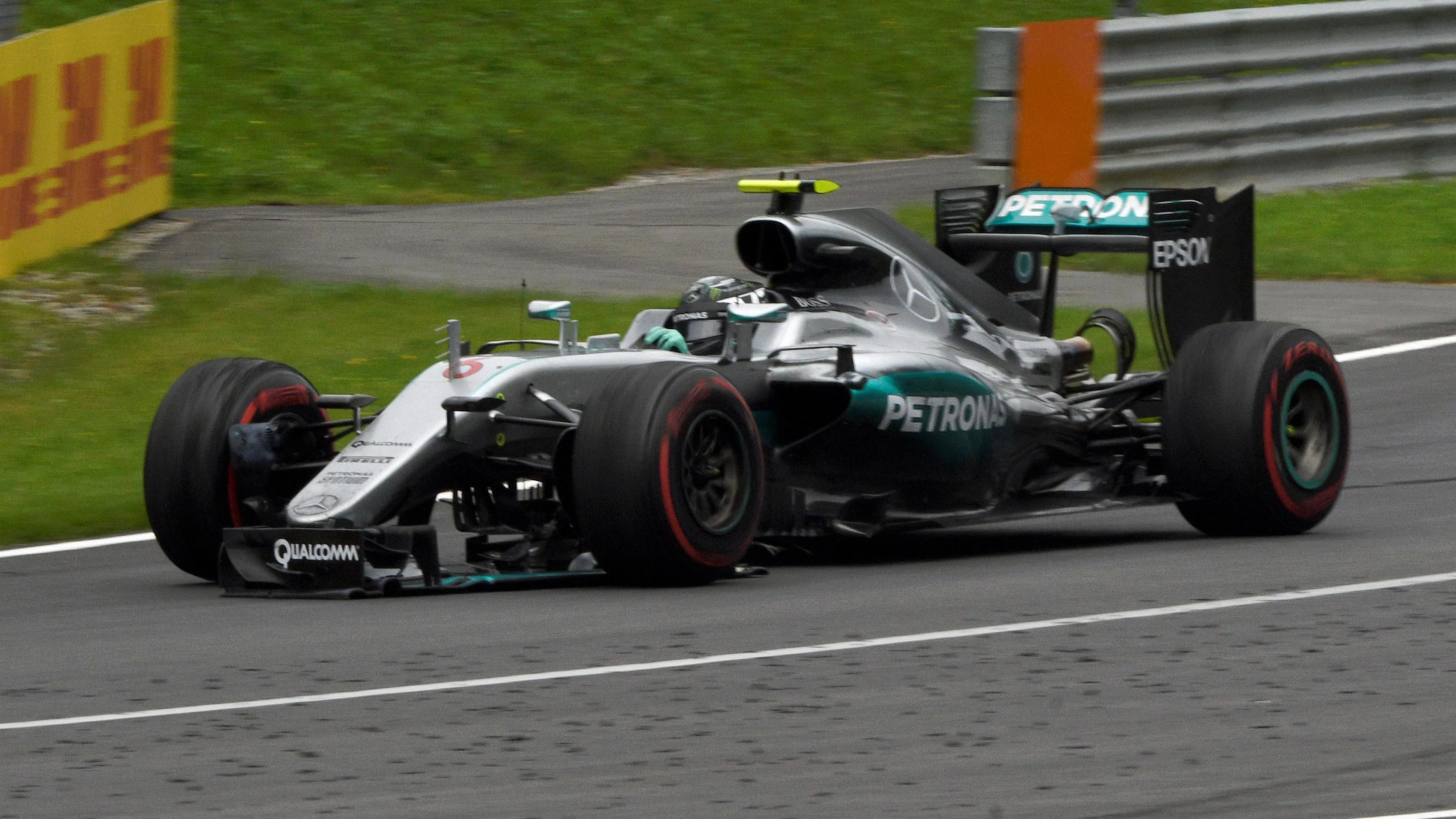 Nico Rosberg (GER) Mercedes-Benz F1 W07 Hybrid with broken front wing on the last lap at Formula