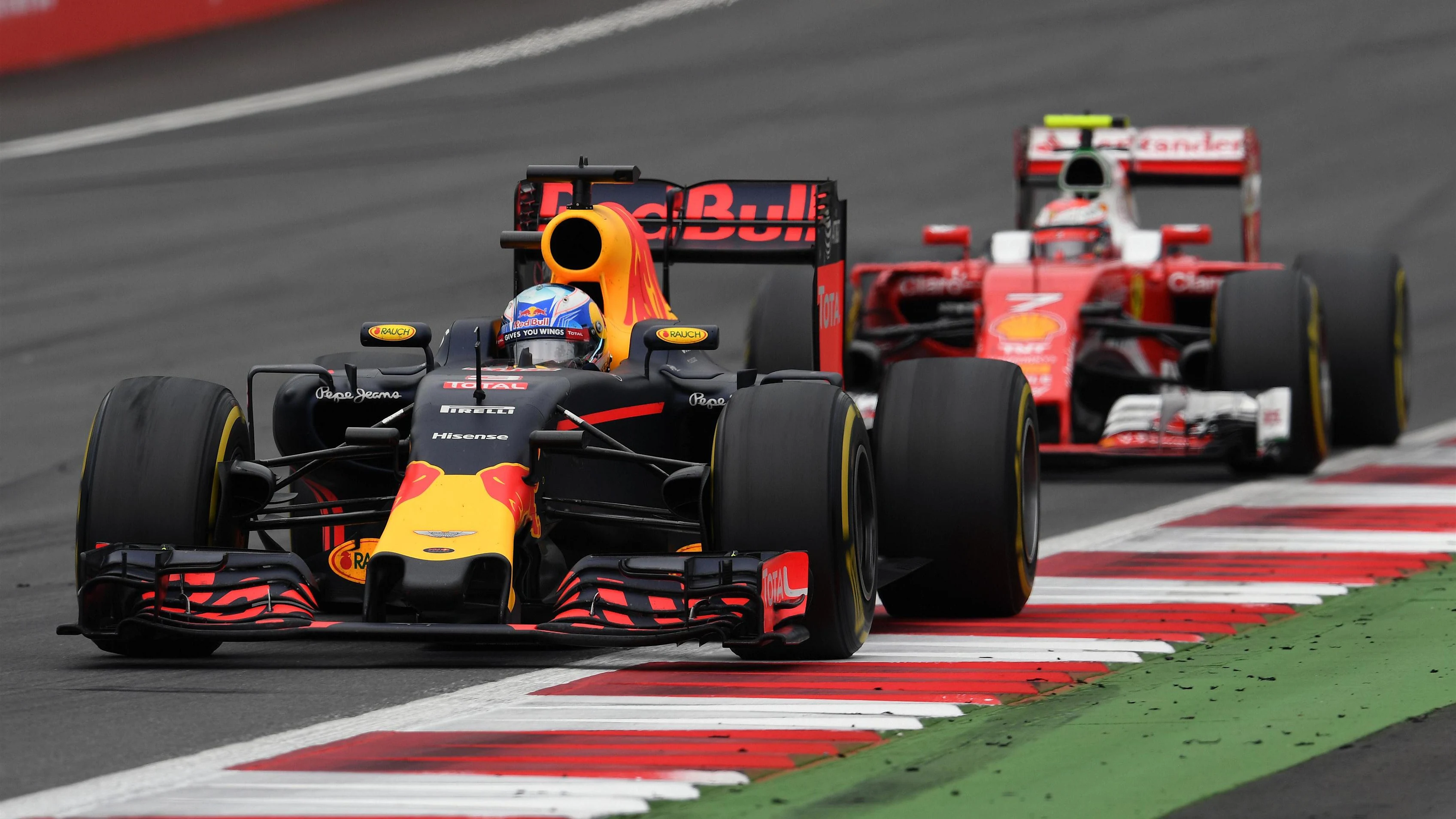 Daniel Ricciardo (AUS) Red Bull Racing RB12 leads Kimi Raikkonen (FIN) Ferrari SF16-H at Formula
