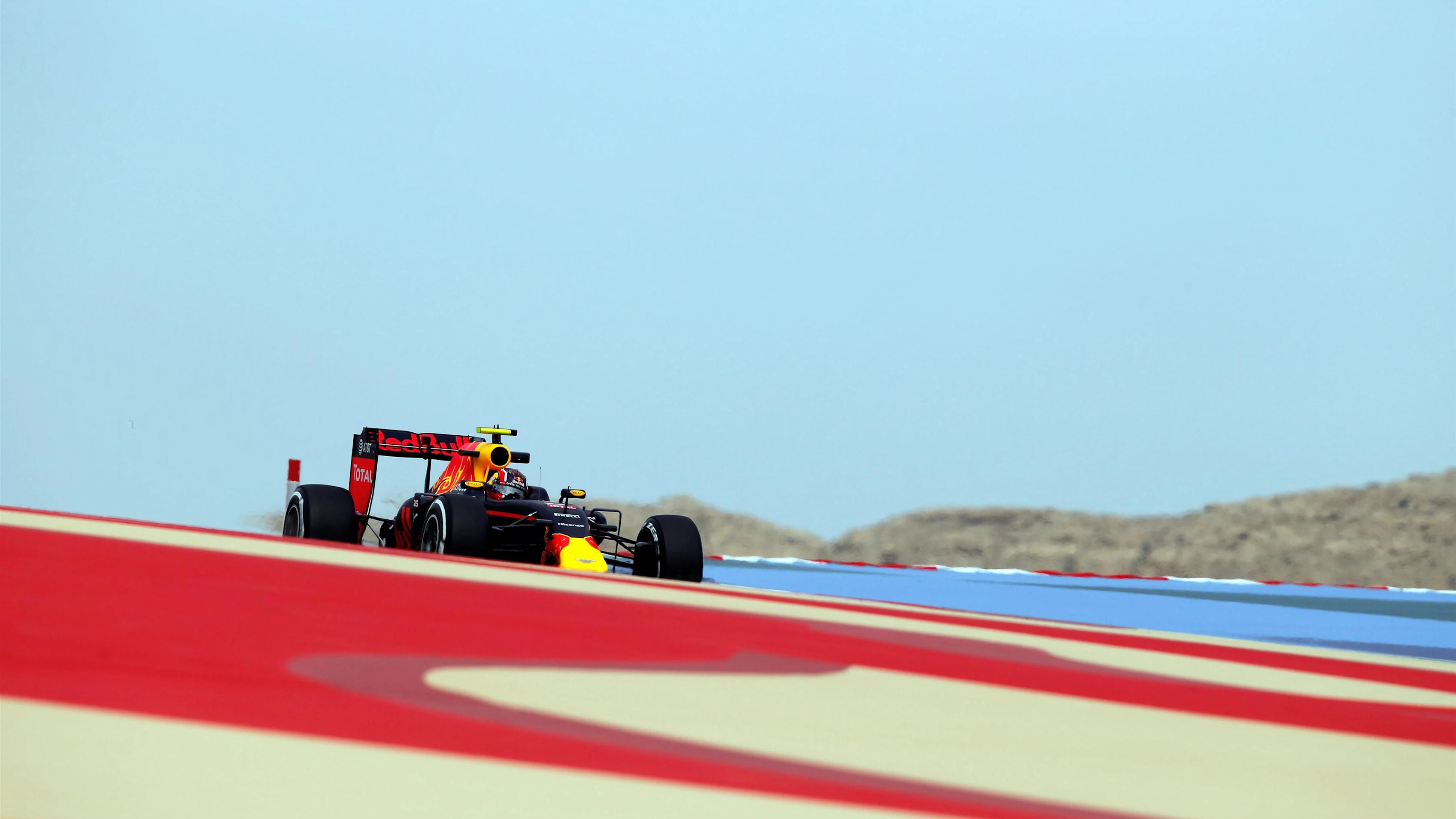 Daniil Kvyat (RUS) Red Bull Racing RB12 at Formula One World Championship, Rd2, Bahrain Grand Prix