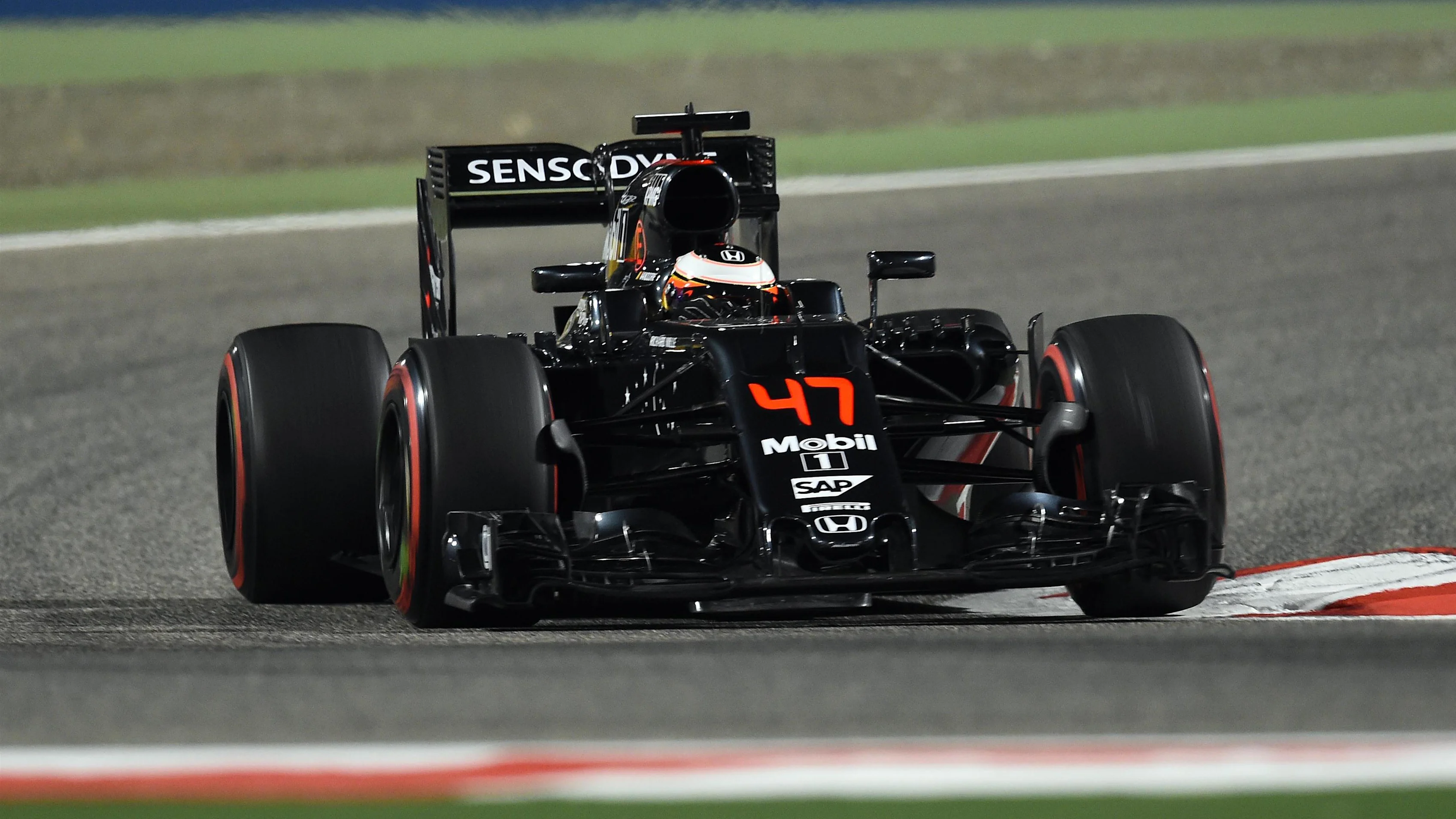 Stoffel Vandoorne (BEL) McLaren MP4-31 at Formula One World Championship, Rd2, Bahrain Grand Prix