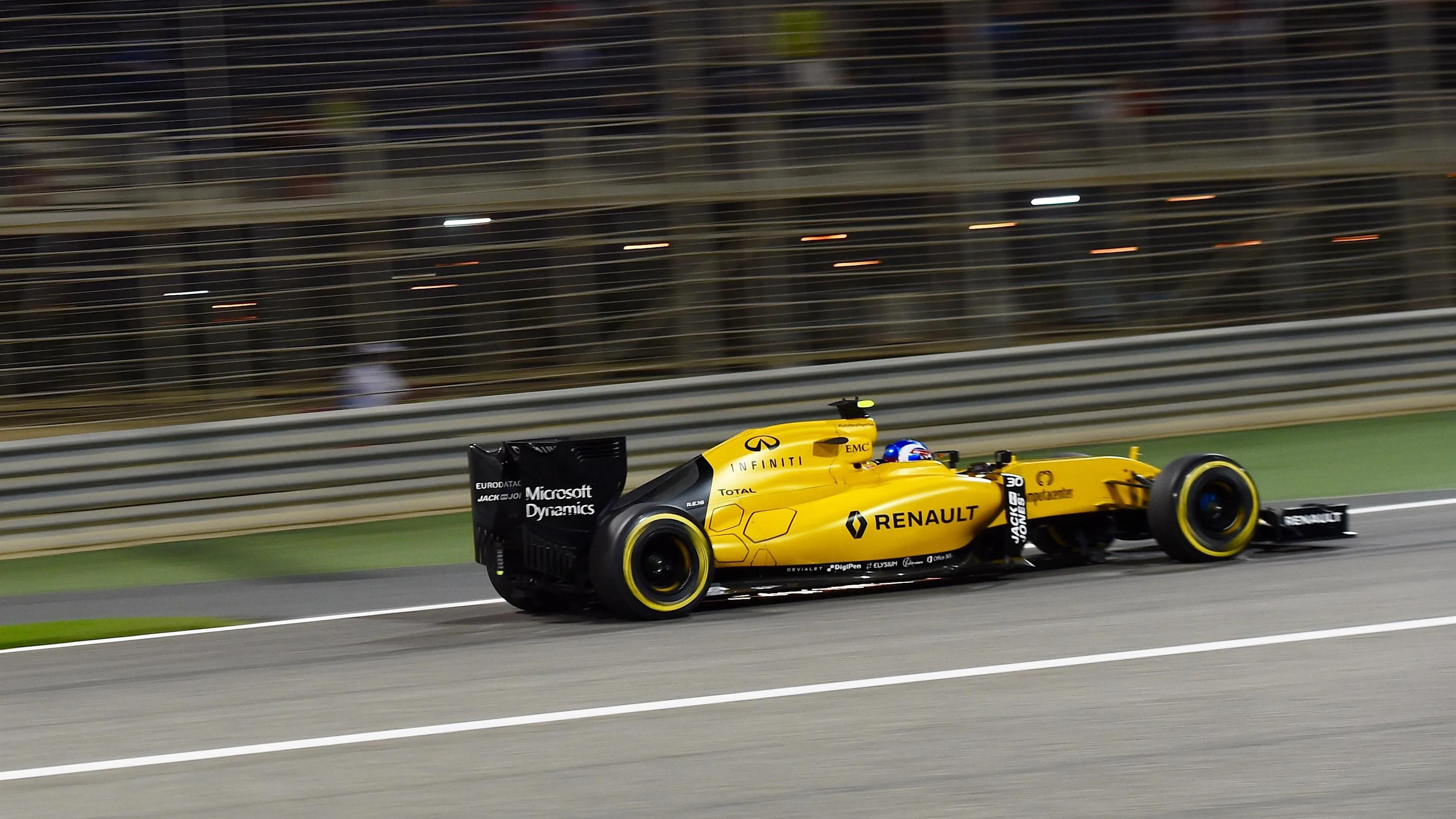 Jolyon Palmer (GBR) Renault Sport F1 Team RS16 at Formula One World Championship, Rd2, Bahrain