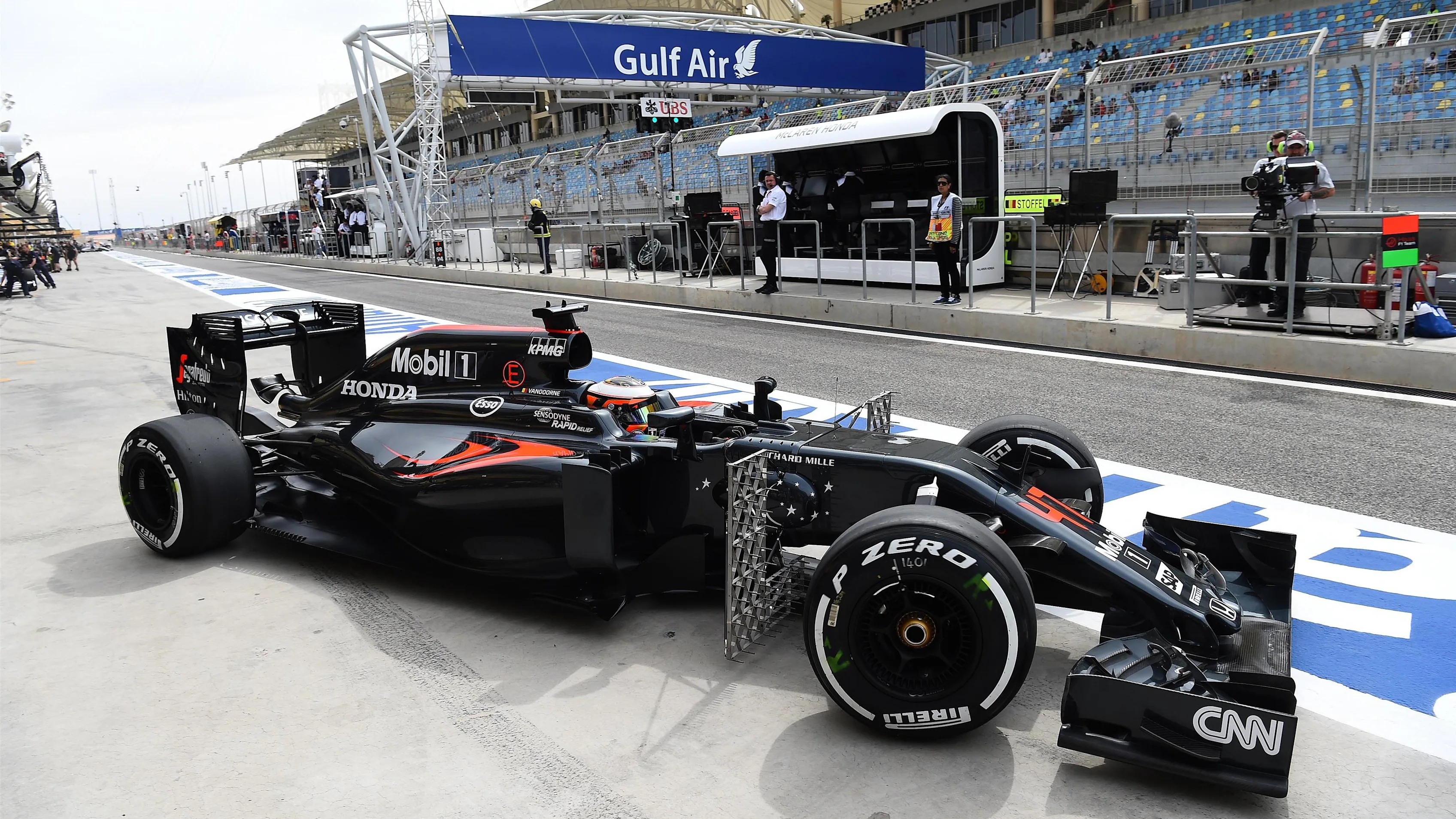Stoffel Vandoorne (BEL) McLaren MP4-31 at Formula One World Championship, Rd2, Bahrain Grand Prix