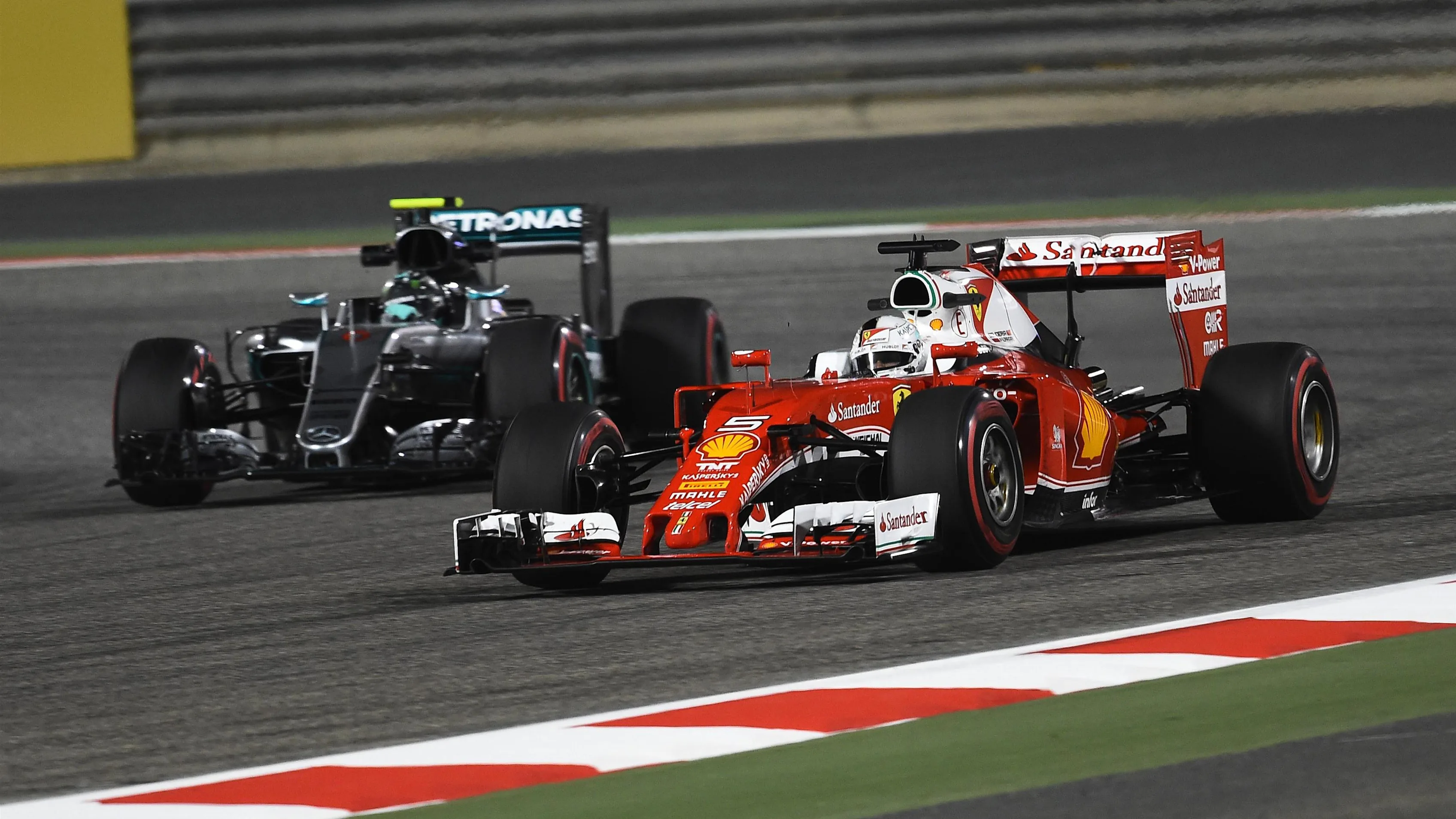 Sebastian Vettel (GER) Ferrari SF16-H and Nico Rosberg (GER) Mercedes-Benz F1 W07 Hybrid at Formula