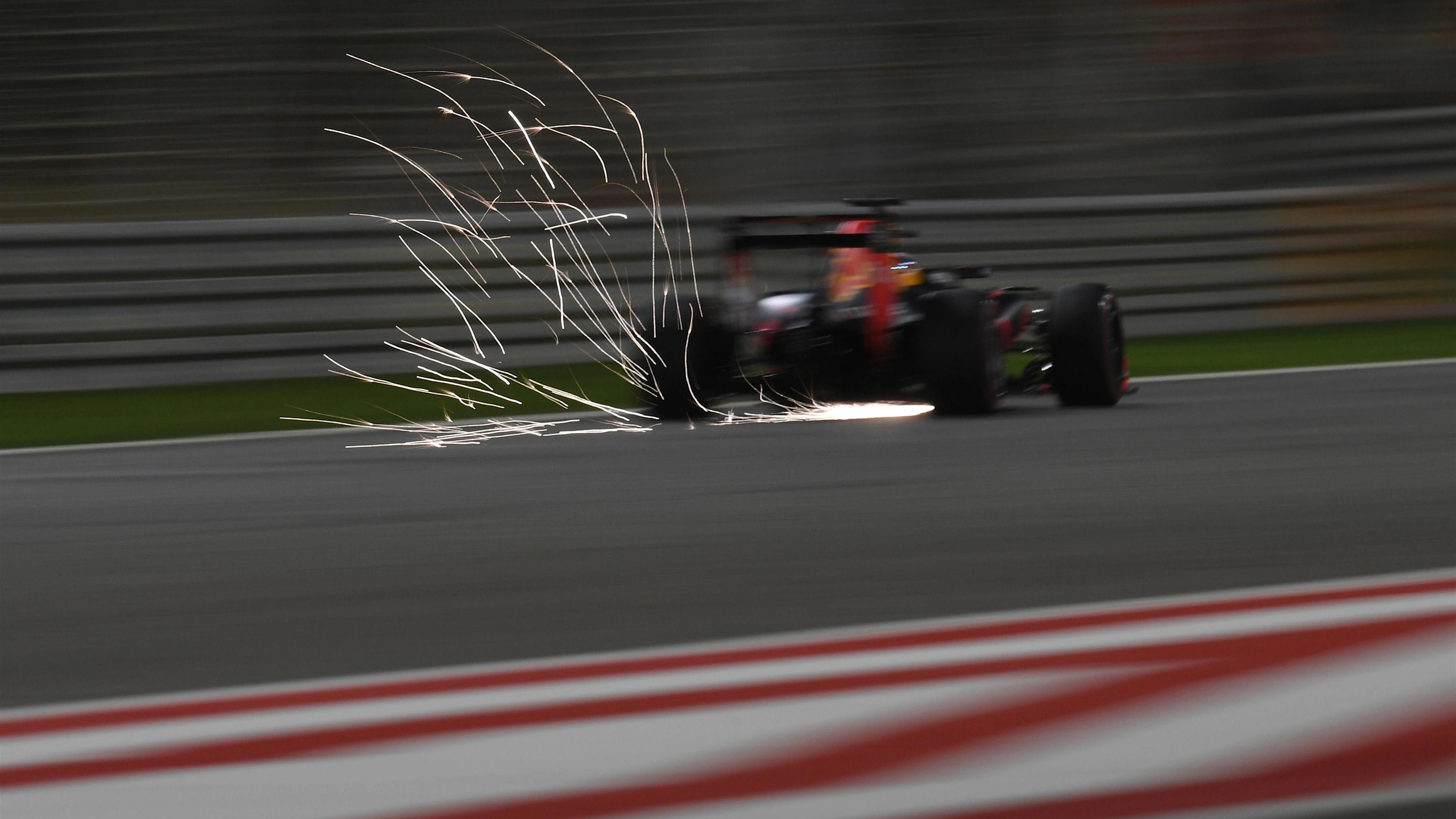 Daniel Ricciardo (AUS) Red Bull Racing RB12 at Formula One World Championship, Rd2, Bahrain Grand