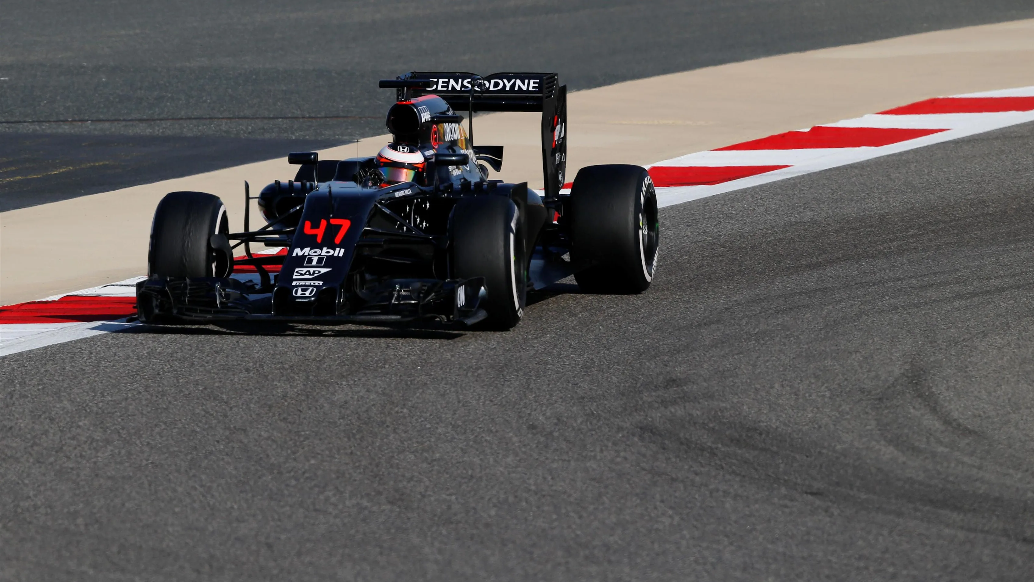 Stoffel Vandoorne (BEL) McLaren MP4-31 at Formula One World Championship, Rd2, Bahrain Grand Prix