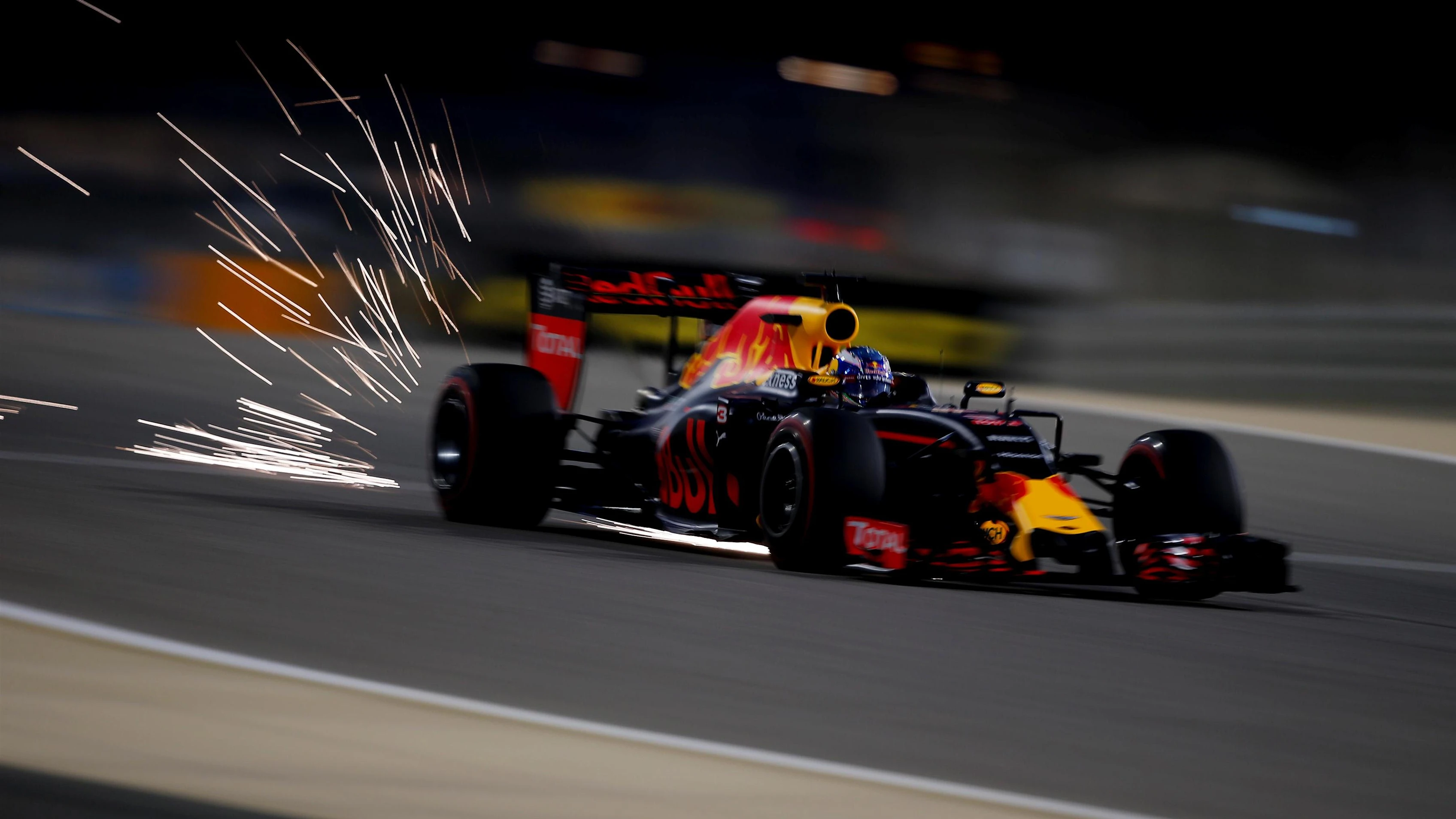 Daniel Ricciardo (AUS) Red Bull Racing RB12 at Formula One World Championship, Rd2, Bahrain Grand