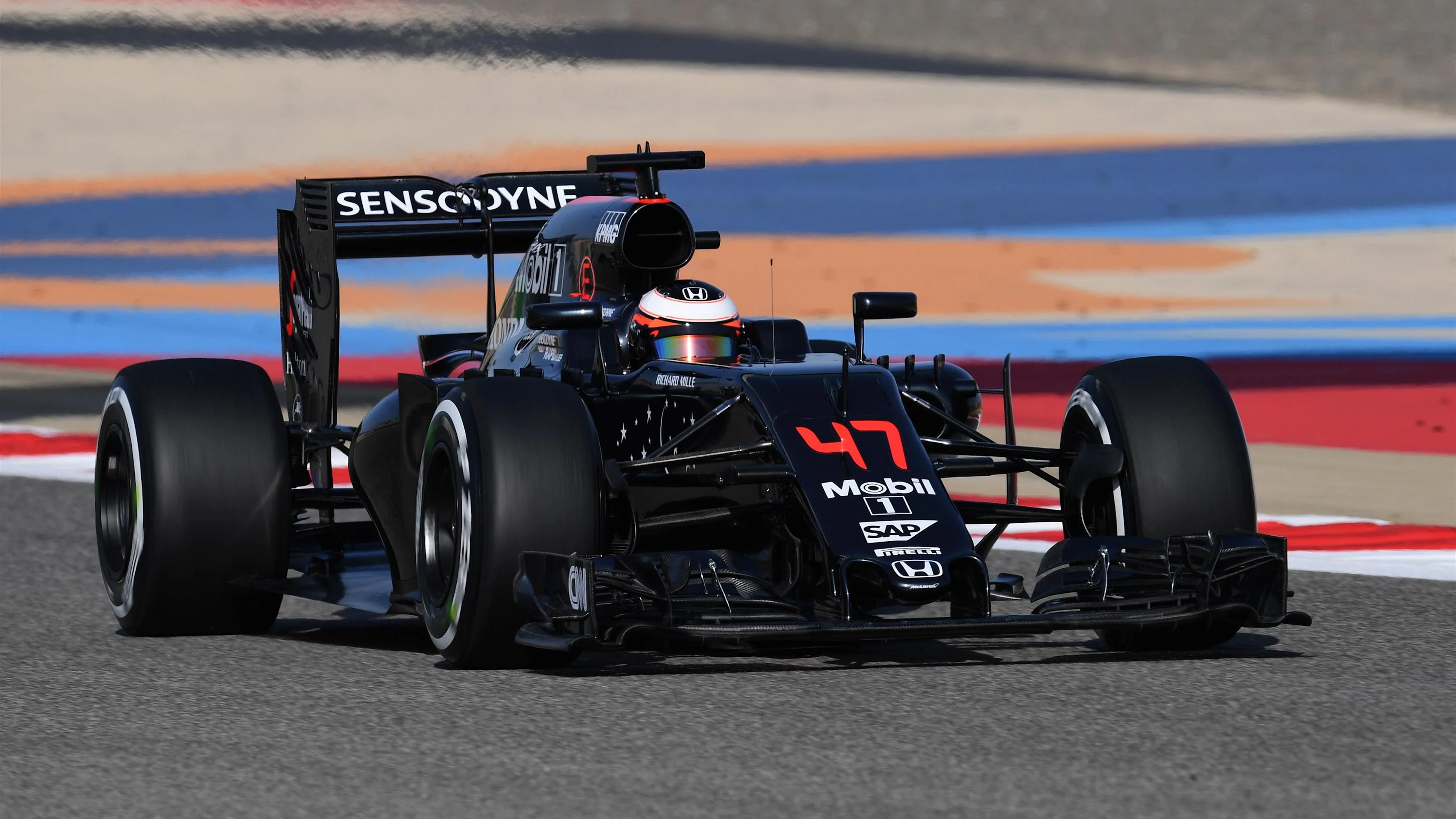 Stoffel Vandoorne (BEL) McLaren MP4-31 at Formula One World Championship, Rd2, Bahrain Grand Prix