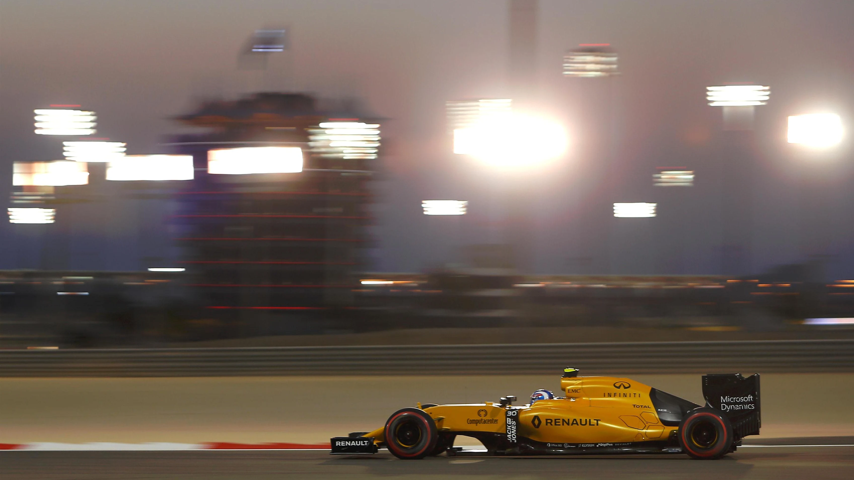 Jolyon Palmer (GBR) Renault Sport F1 Team RS16 at Formula One World Championship, Rd2, Bahrain