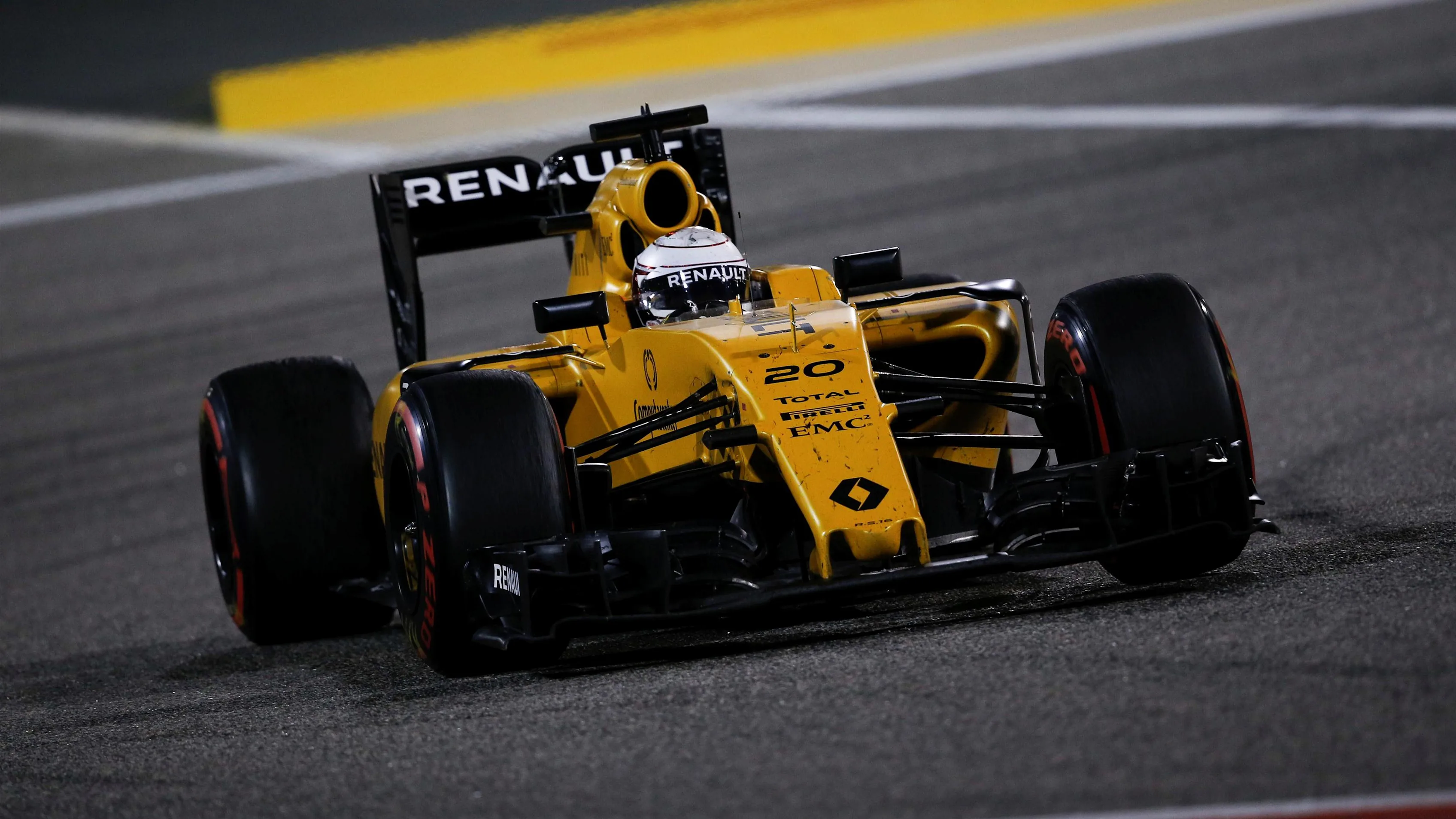 Kevin Magnussen (DEN) Renault Sport F1 Team RS16 at Formula One World Championship, Rd2, Bahrain