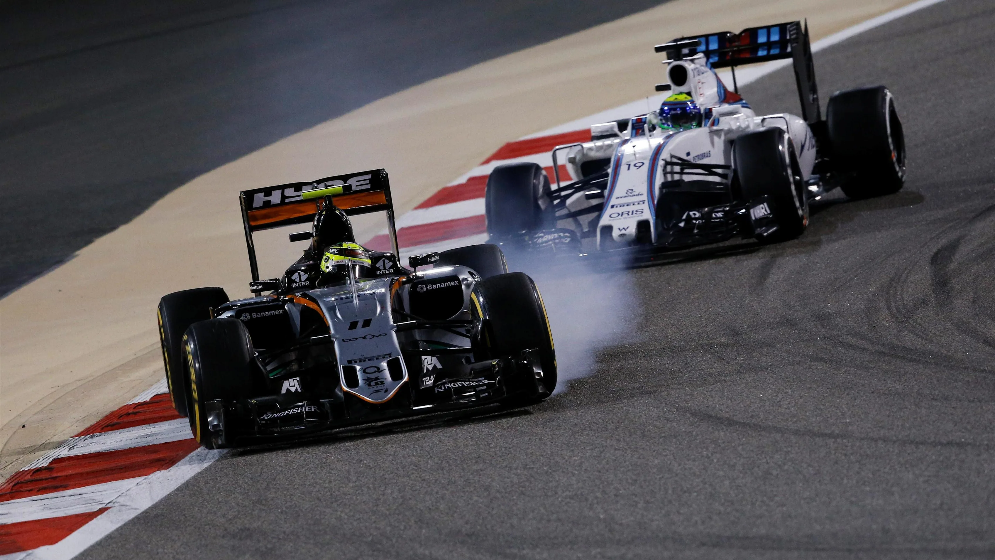 Sergio Perez (MEX) Force India VJM09 locks up with Felipe Massa (BRA) Williams FW38 at Formula One