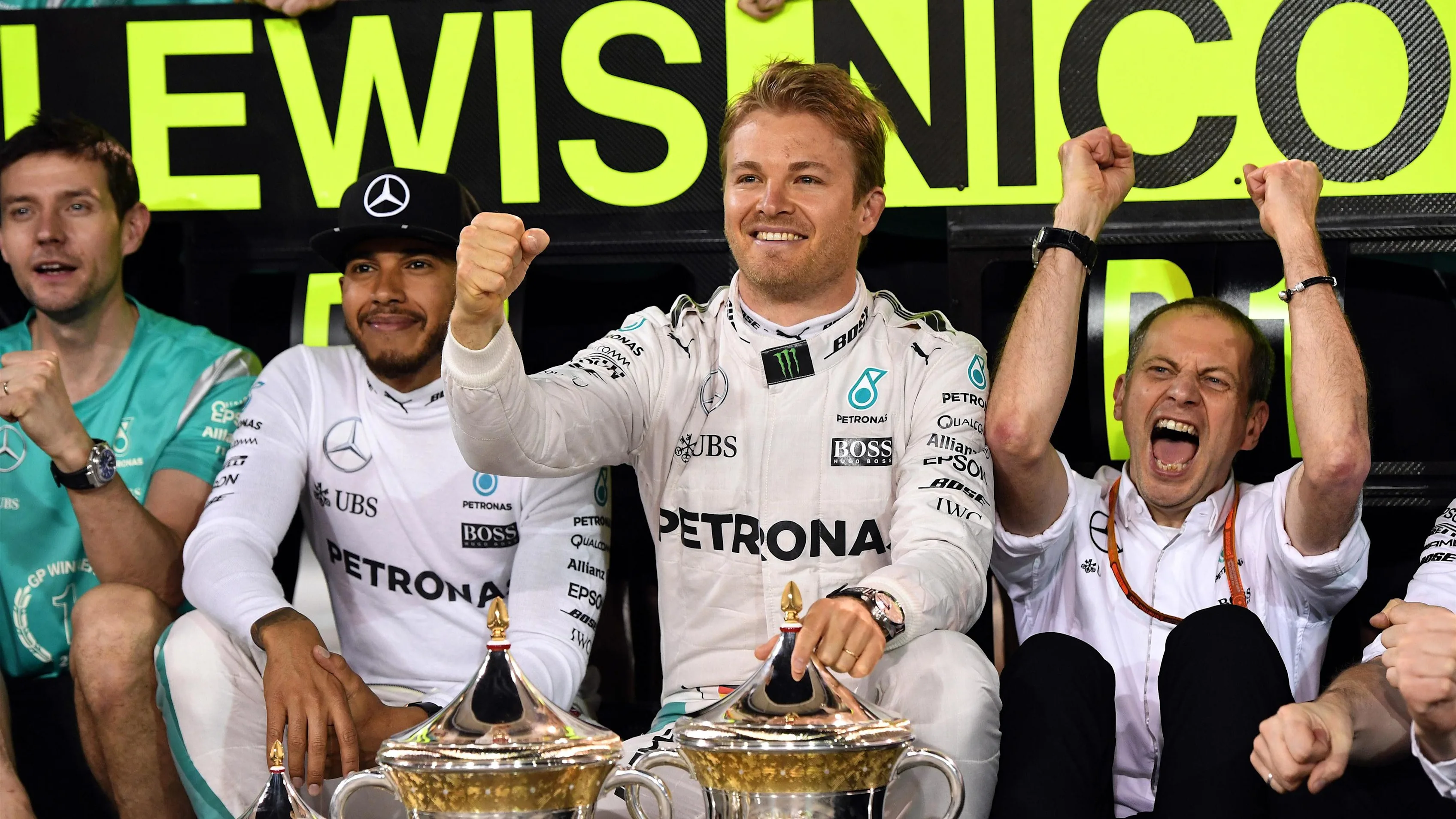 Lewis Hamilton (GBR) Mercedes AMG F1, Nico Rosberg (GER) Mercedes AMG F1 celebrate with the team