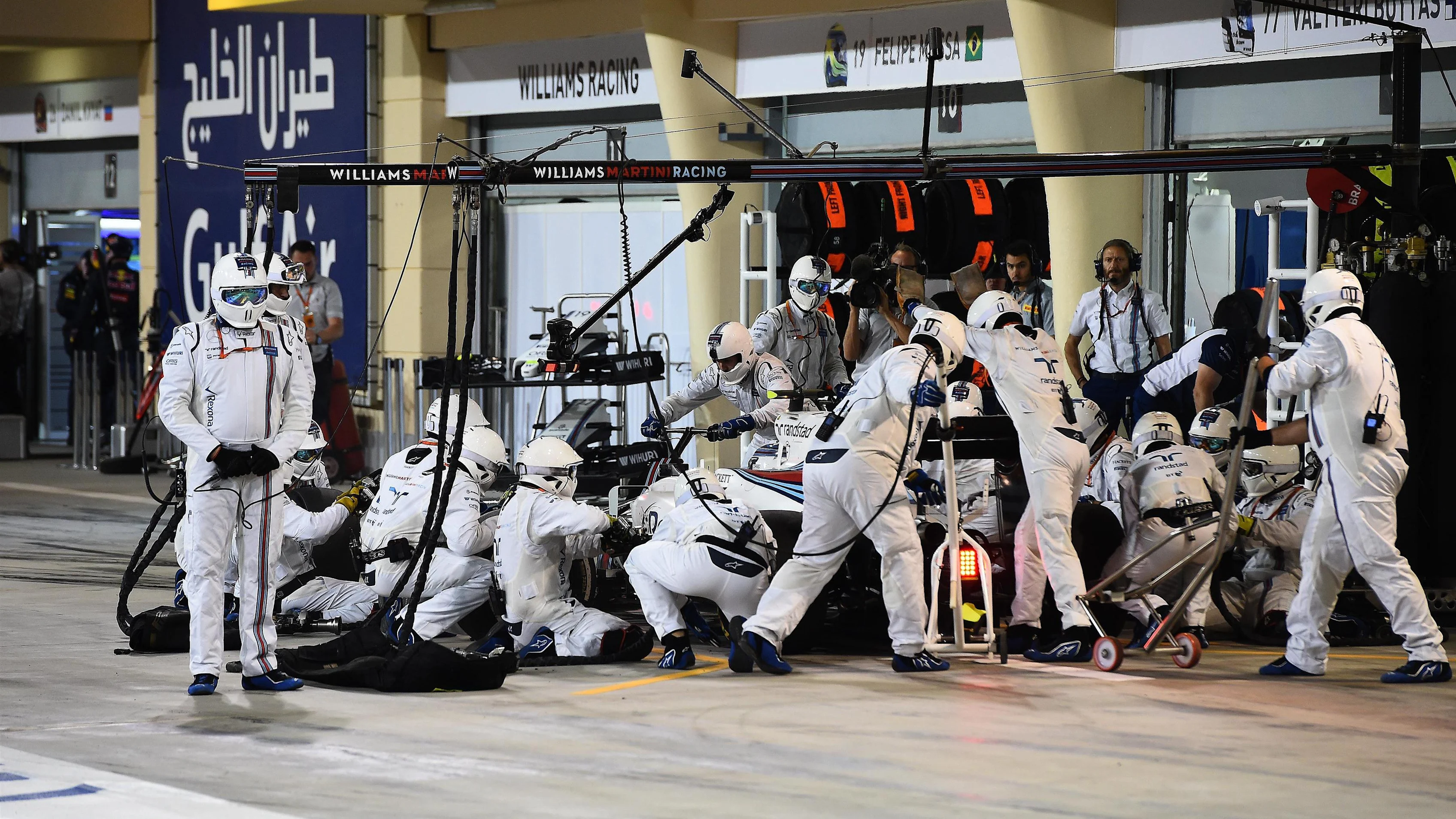 Valtteri Bottas (FIN) Williams FW38 pit stop at Formula One World Championship, Rd2, Bahrain Grand