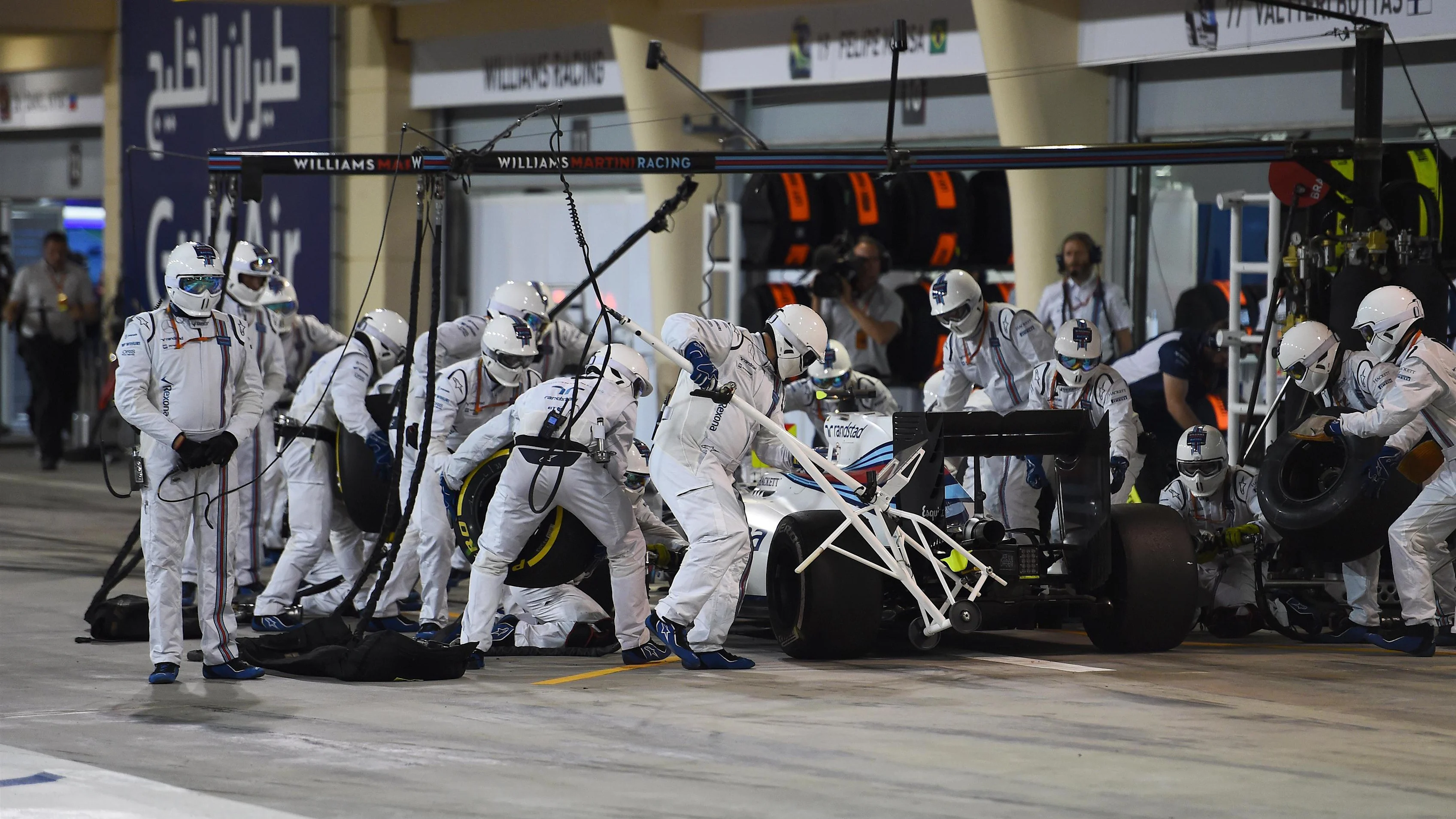 Valtteri Bottas (FIN) Williams FW38 pit stop at Formula One World Championship, Rd2, Bahrain Grand