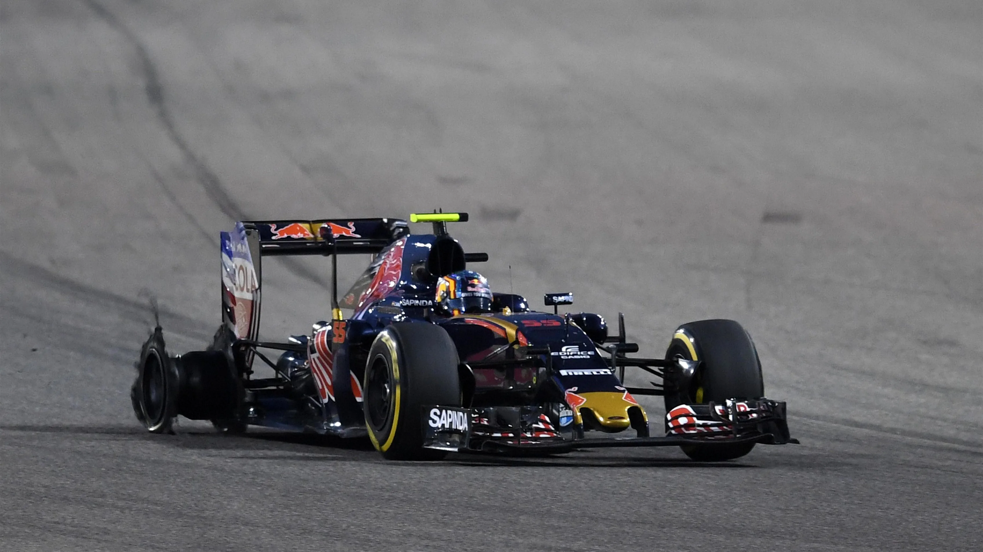 Carlos Sainz jr (ESP) Scuderia Toro Rosso STR11 with rear puncture at Formula One World