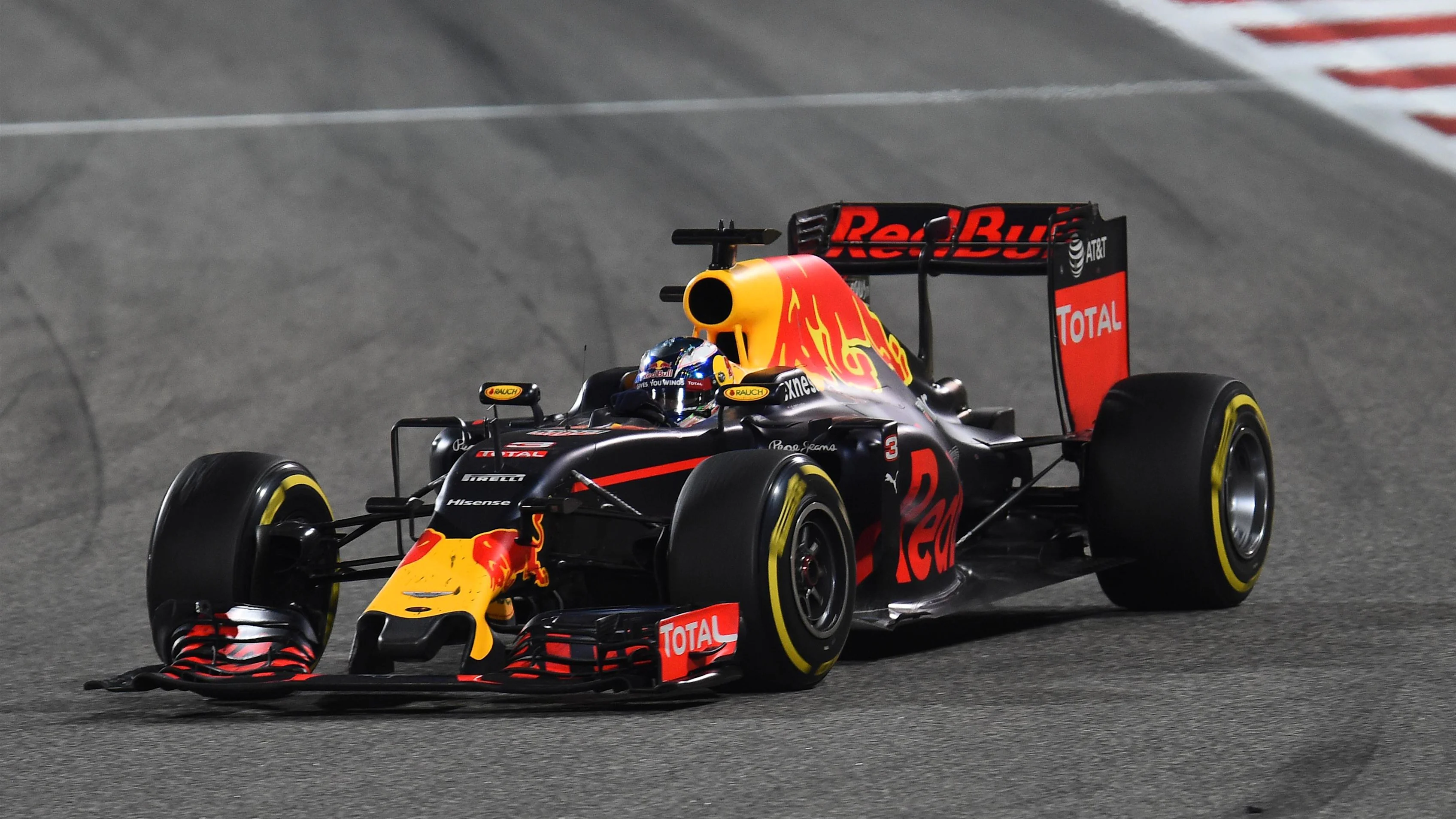 Daniel Ricciardo (AUS) Red Bull Racing RB12 with broken front wing endplate at Formula One World