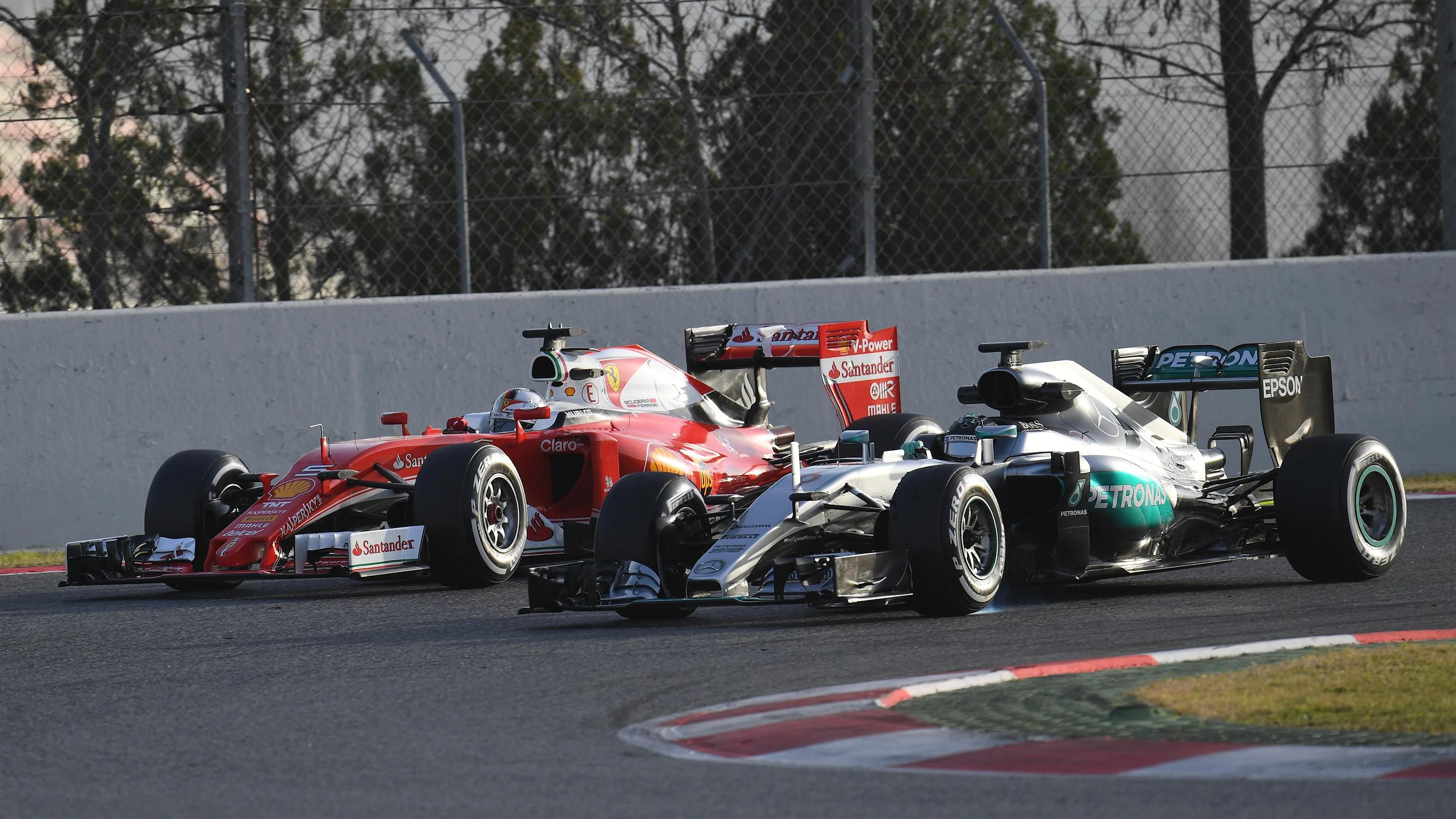 Sebastian Vettel (GER) Ferrari SF16-H and Nico Rosberg (GER) Mercedes-Benz F1 W07 Hybrid battle at