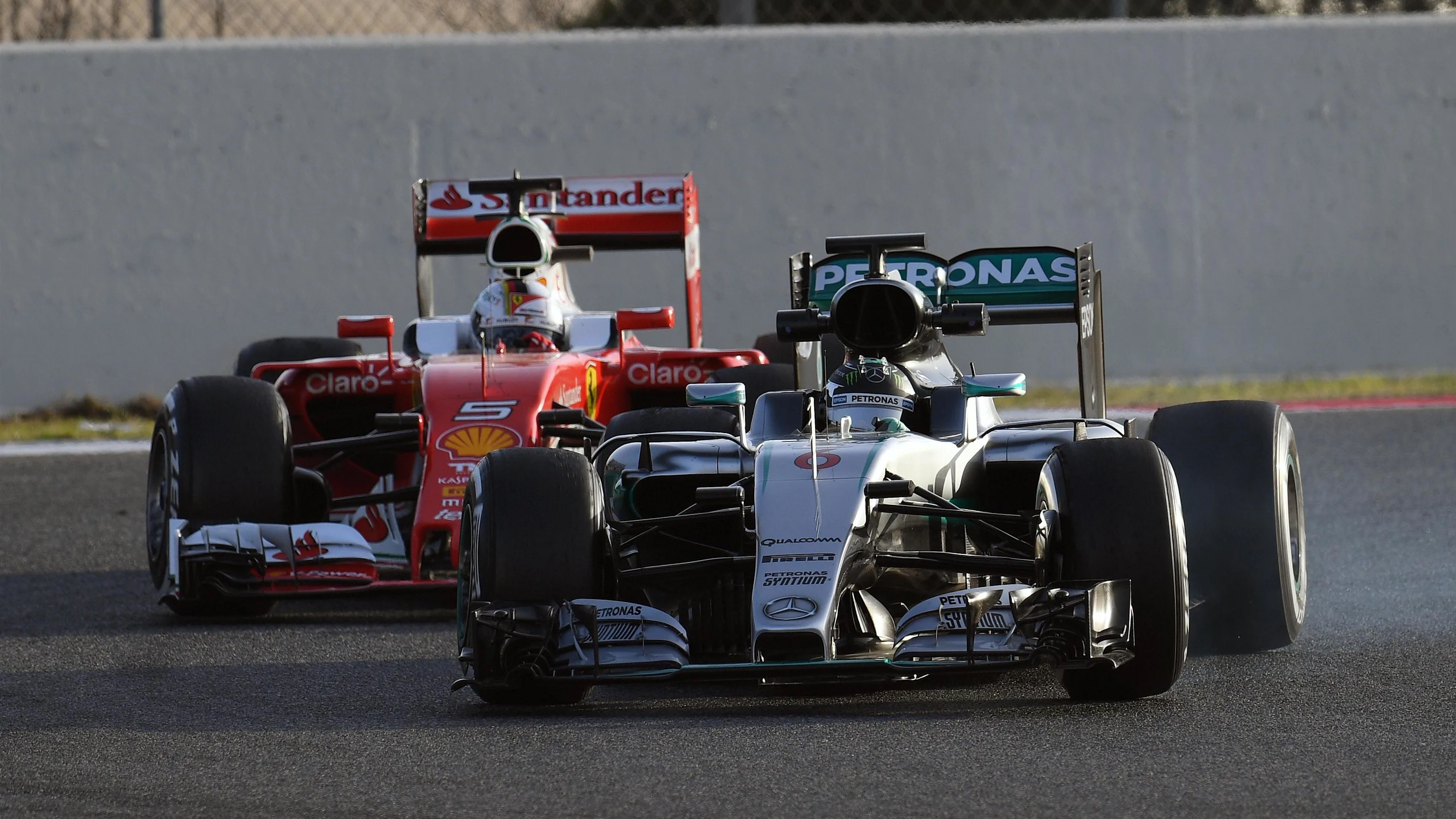 Sebastian Vettel (GER) Ferrari SF16-H and Nico Rosberg (GER) Mercedes-Benz F1 W07 Hybrid battle at