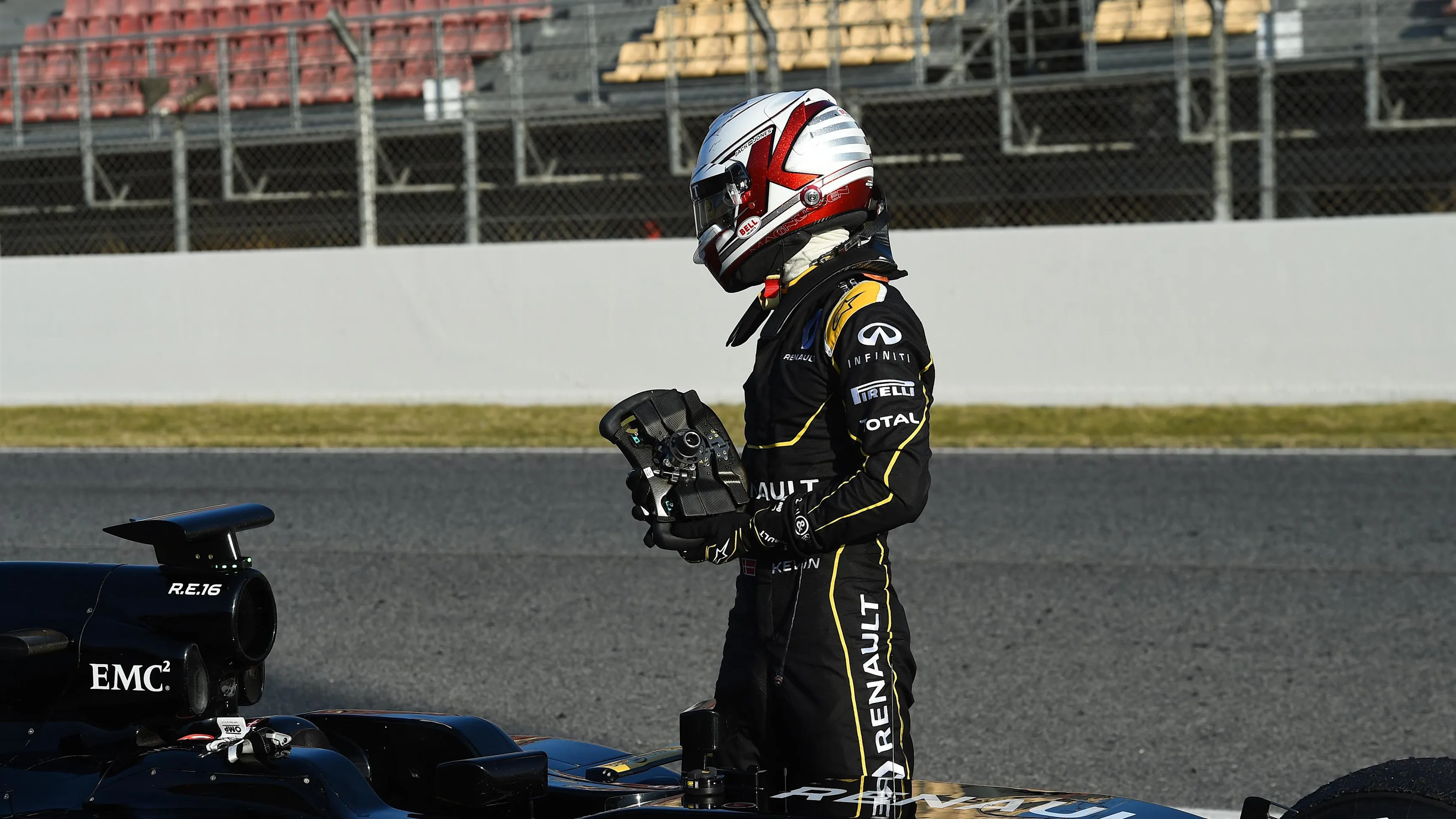 Kevin Magnussen (DEN) Renault Sport F1 Team RS16 stops on track at Formula One Testing, Day Three,