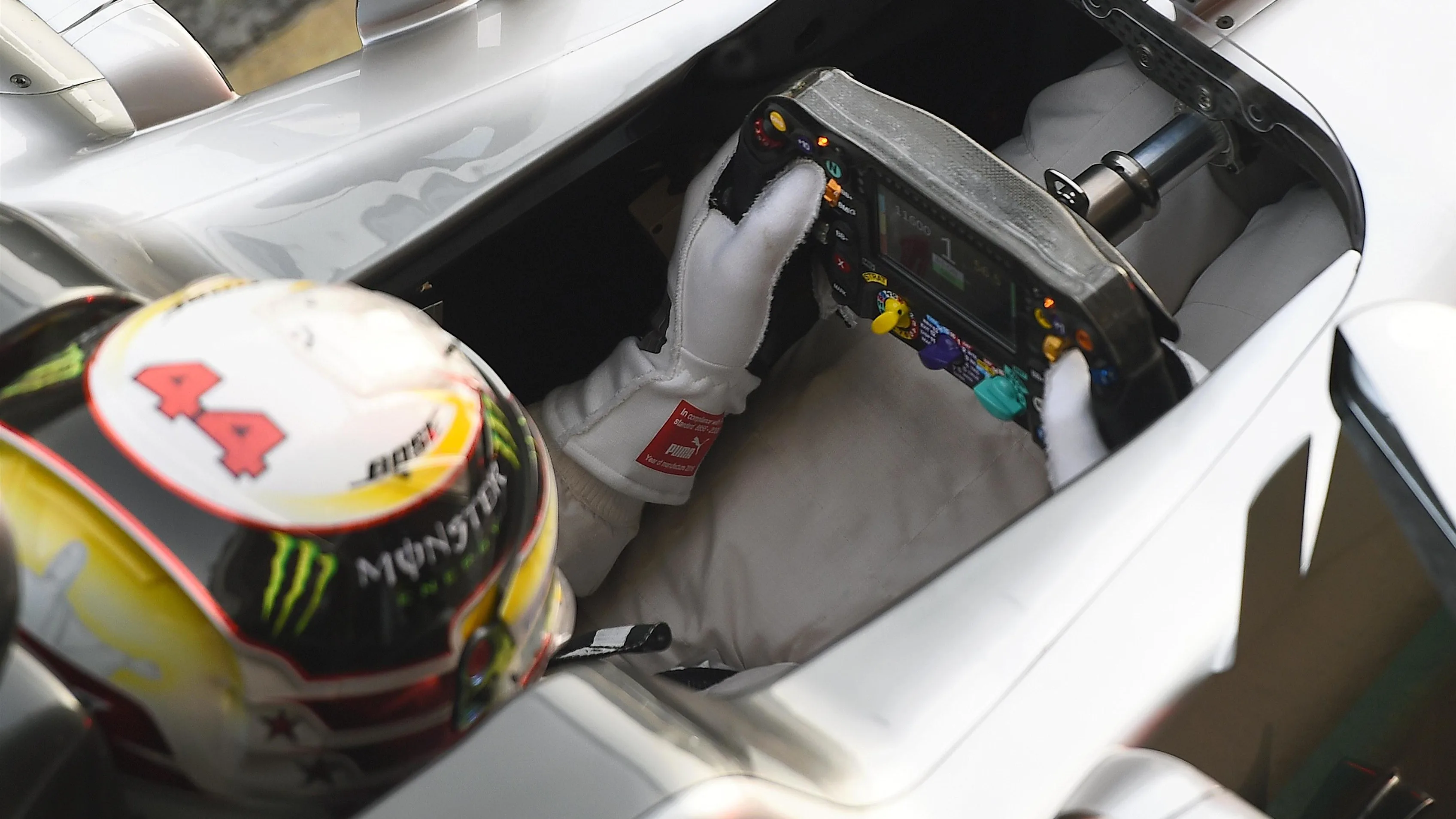 Lewis Hamilton (GBR) Mercedes-Benz F1 W07 Hybrid steering wheel at Formula One Testing, Day One,