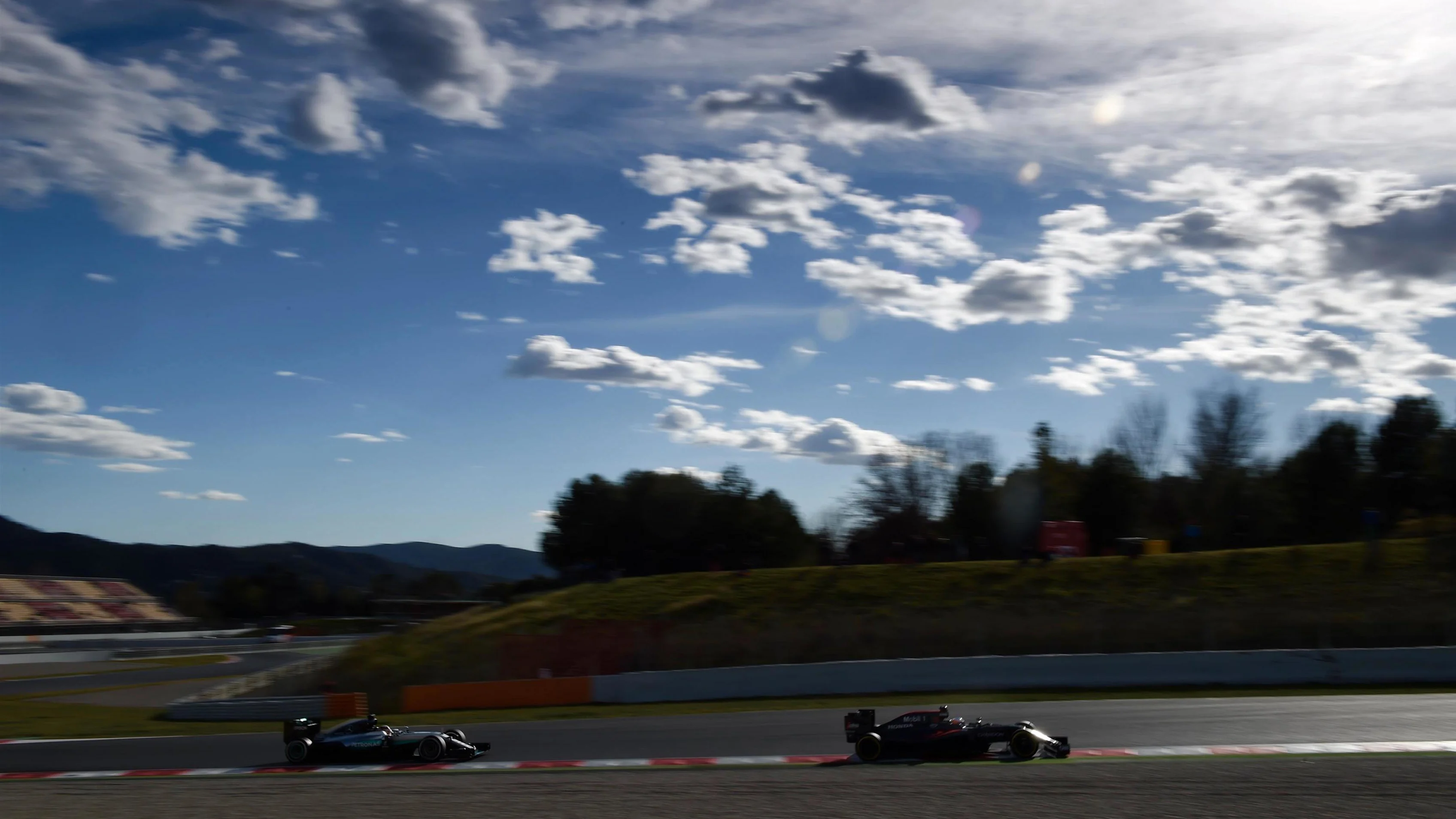 Fernando Alonso (ESP) McLaren MP4-31 takes a trip through the gravel and Lewis Hamilton (GBR)