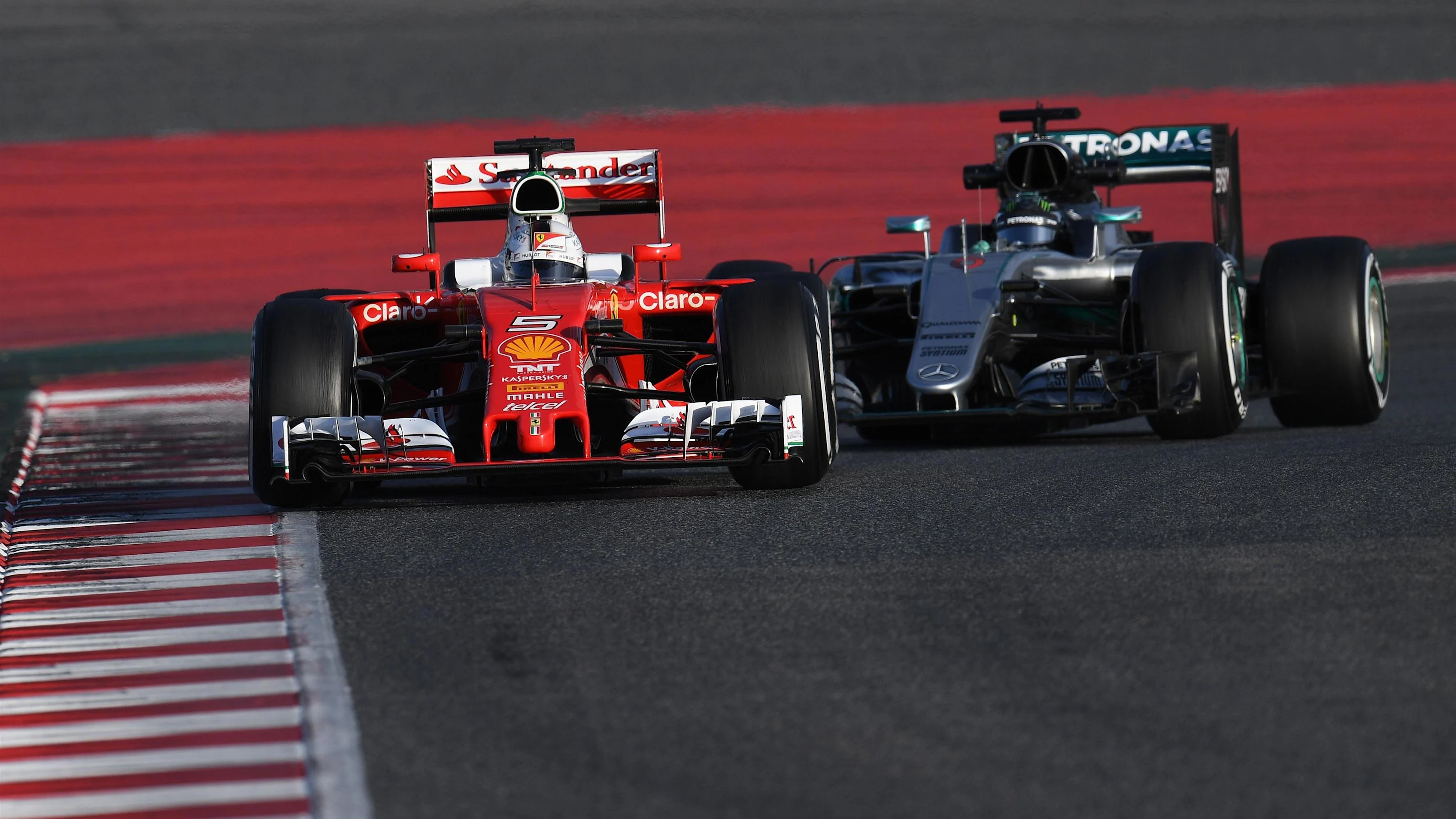 Sebastian Vettel (GER) Ferrari SF16-H and Nico Rosberg (GER) Mercedes-Benz F1 W07 Hybrid at Formula