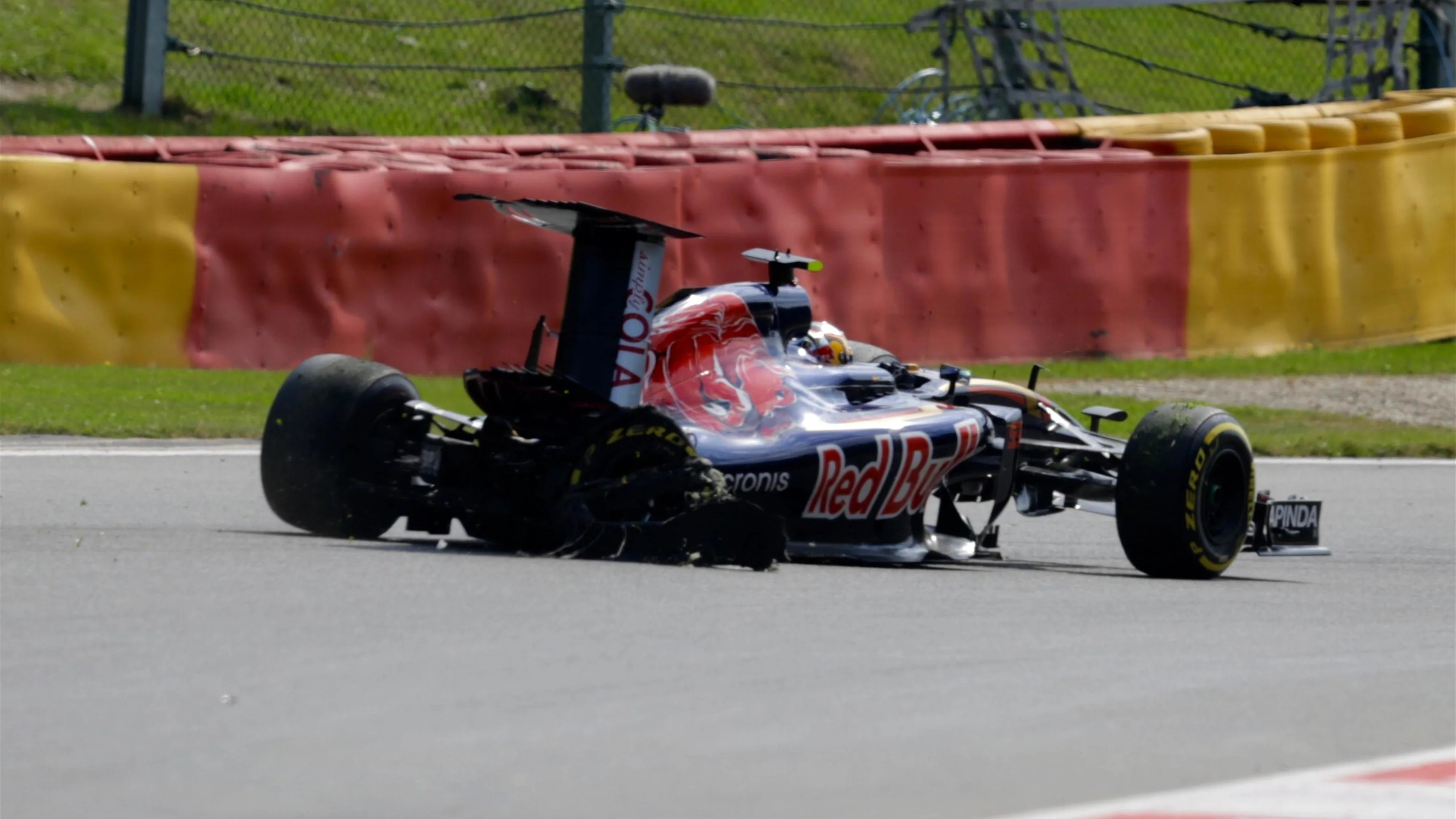 Carlos Sainz jr (ESP) Scuderia Toro Rosso STR11 with rear puncture and damaged rear wing at Formula