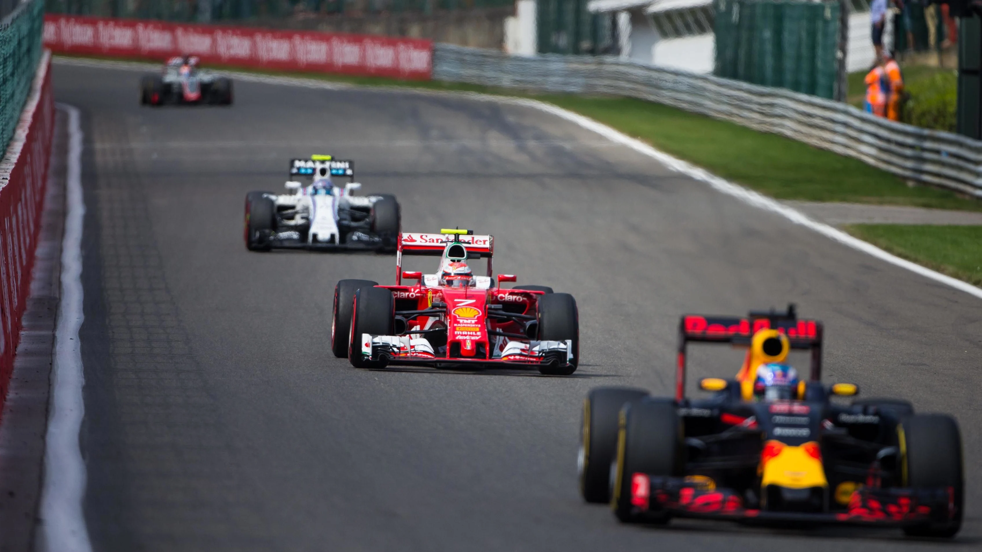 Daniel Ricciardo (AUS) Red Bull Racing RB12 and Kimi Raikkonen (FIN) Ferrari SF16-H at Formula One