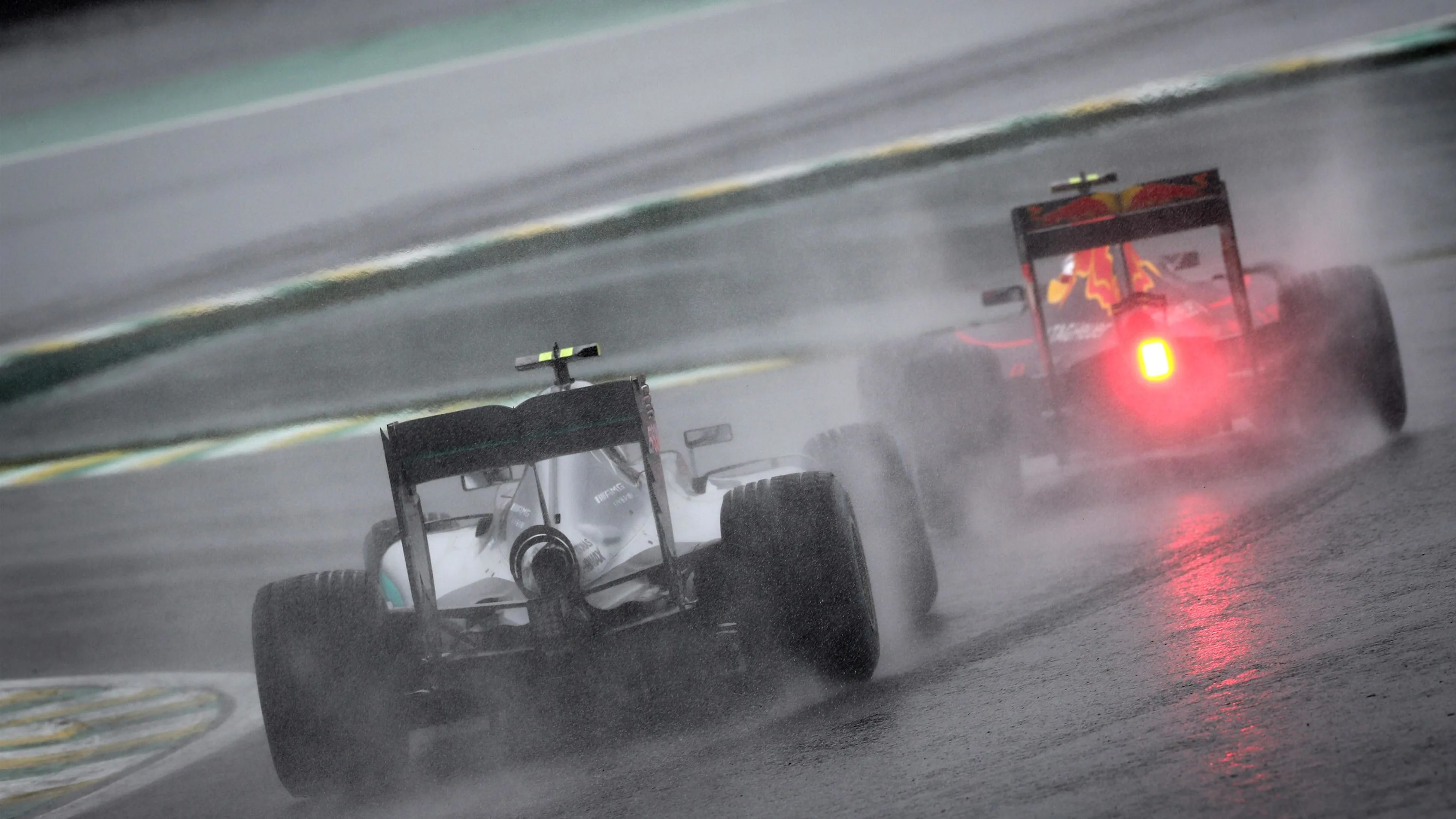 Nico Rosberg (GER) Mercedes-Benz F1 W07 Hybrid and Max Verstappen (NED) Red Bull Racing RB12 battle