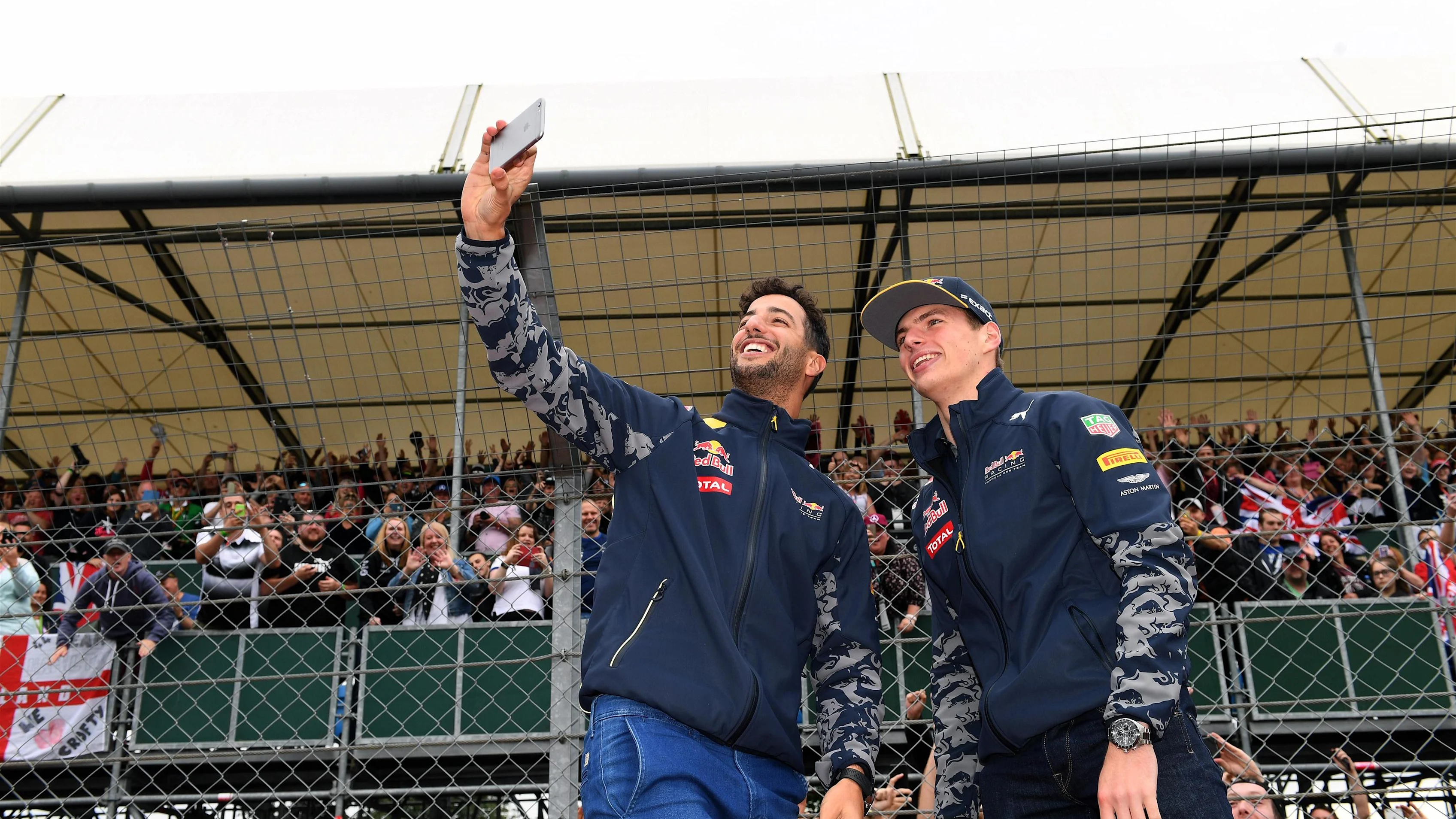 Daniel Ricciardo (AUS) Red Bull Racing and Max Verstappen (NED) Red Bull Racing seflie at Formula