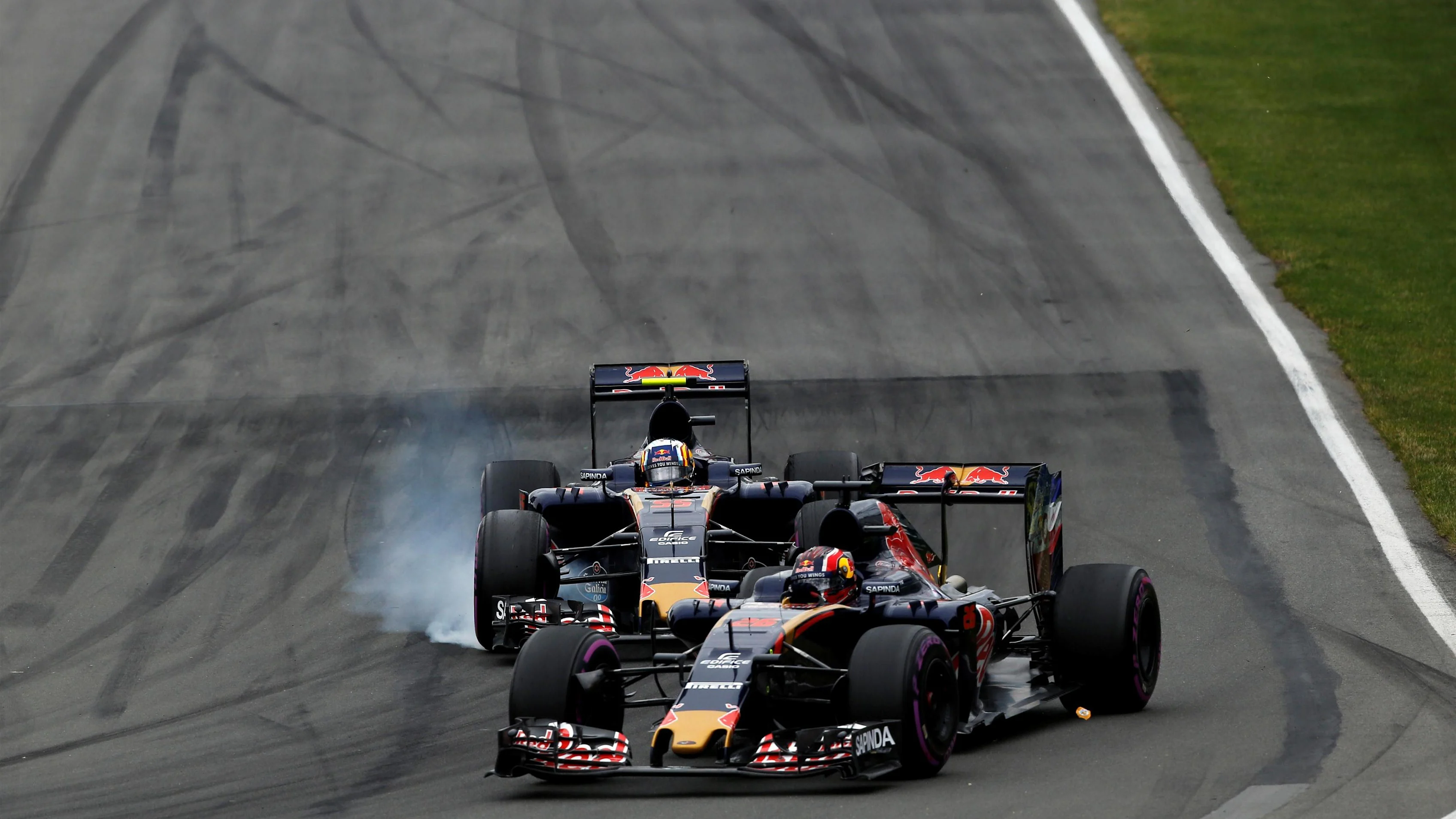 Daniil Kvyat (RUS) Scuderia Toro Rosso STR11 and Carlos Sainz (ESP) Scuderia Toro Rosso STR11 locks up at Formula One World Championship, Rd7, Canadian Grand Prix, Race, Montreal, Canada, Sunday 12 June 2016. © Sutton Images
