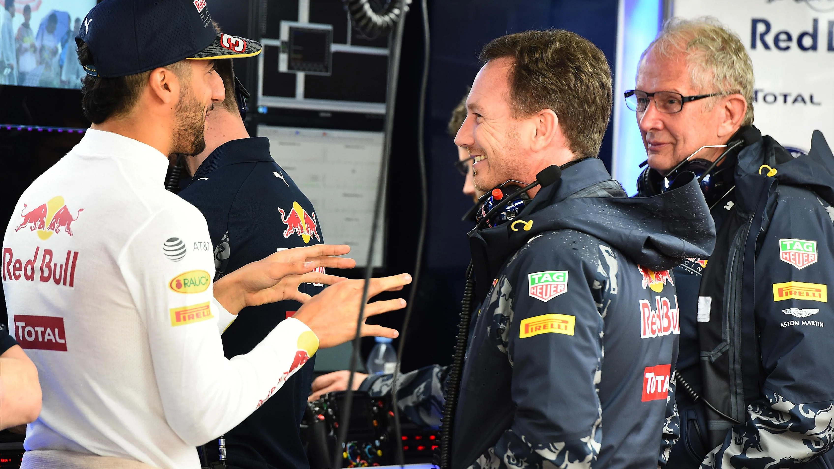 Daniel Ricciardo (AUS) Red Bull Racing, Simon Rennie (GBR) Red Bull Racing Race Engineer and