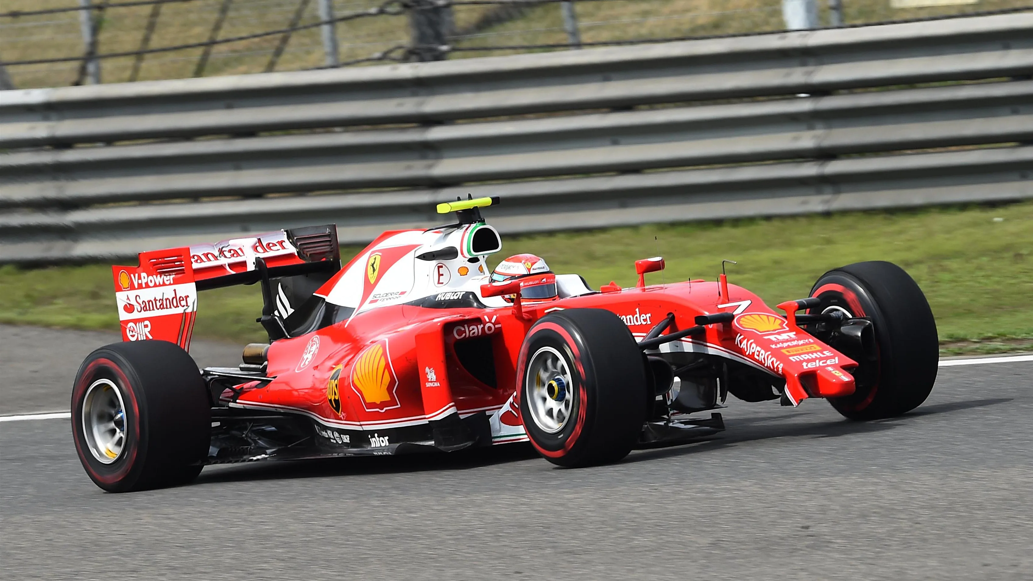 Kimi Raikkonen (FIN) Ferrari SF16-H with front wing damage on lap one at Formula One World